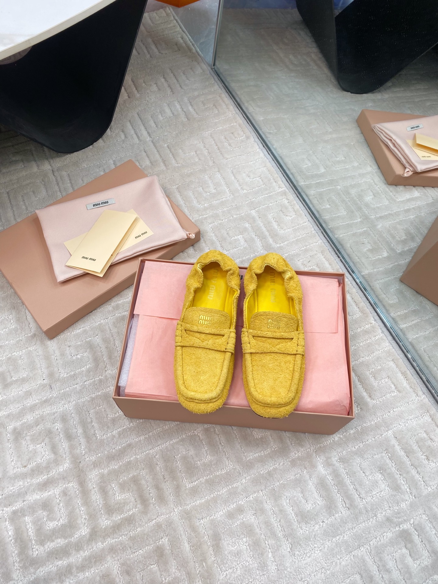 NO:232995,MiuMiu/MuMiu 25ss Early Spring Show new style, one-foot lazy shoes, Mary Jane ballet shoes, flat single shoes, official spring and summer show new style, fashionable and versatile, salty and sweet, not polished at all, whether worn barefoot or socks, it will reduce age and be super invincible and versatile!  Custom imported cowhide, inner sheepskin, original rubber outsole, size 35-39 (40.41 custom made without return), loafers, miumiu, loafers, mary jane, cowhide, sheepskin, socks19860909MiuMiu/缪缪25ss早春走秀新款一脚蹬懒人鞋玛丽珍芭蕾舞鞋·平底单鞋 官方春夏走秀新款,时髦百搭·即可咸又可甜·一点也不磨脚·无论光脚穿还是搭配袜子穿都超级减龄 超级无敌百搭！ 鞋面定制进口牛皮 内里羊皮 鞋底原版橡胶大底 码数35-39（40.41订做不退换）,乐福鞋,miumiu,loafers,mary jane,cowhide,sheepskin,socks,Women's Shoes