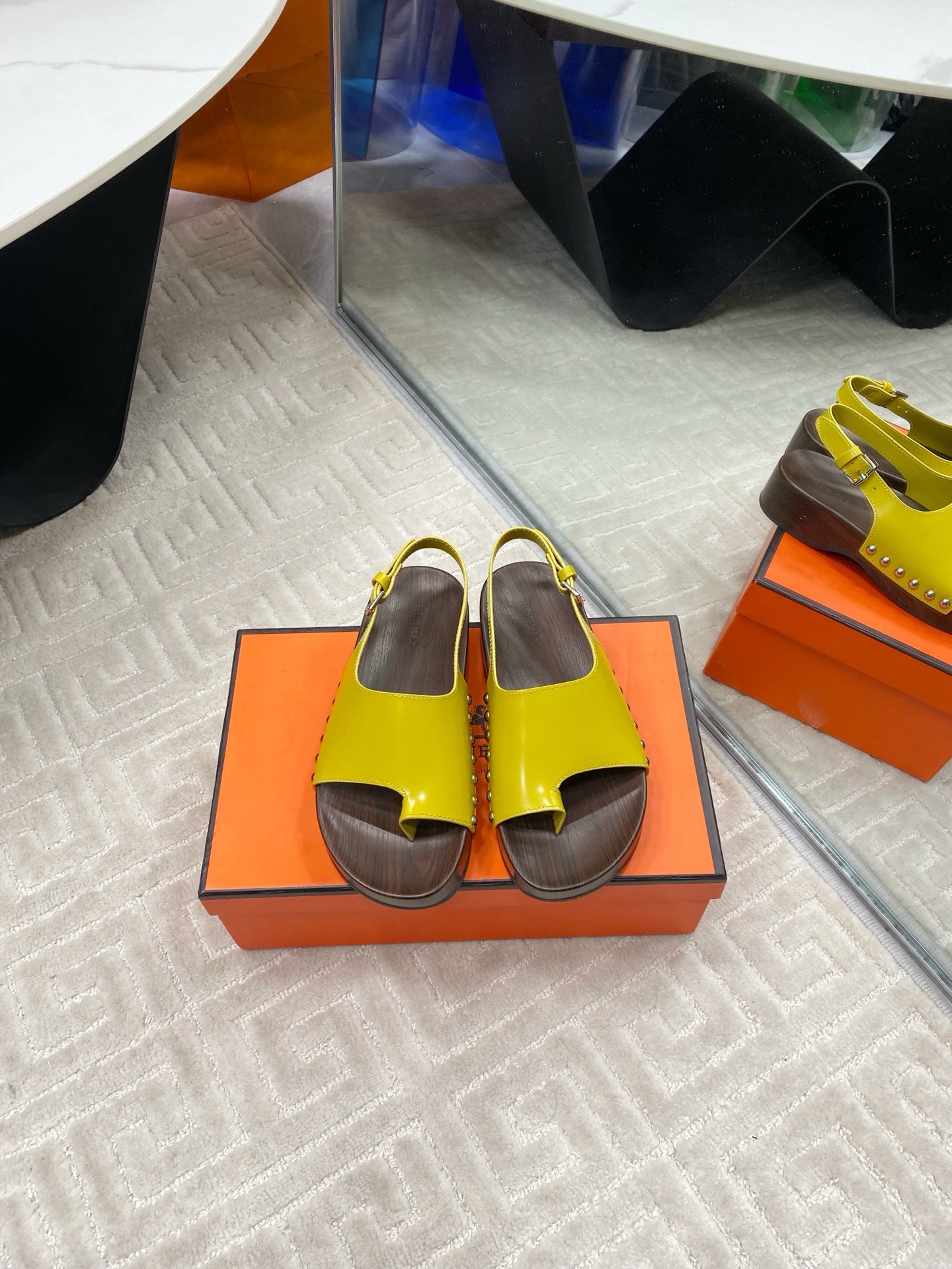 NO:232989,Herme* H-h family's new Aima*Kos second-best shoes H-type sandal slippers, imported top layer cowhide/goat leather, original open molded outsole. Get what you pay for. Real materials, whether it is leather, last, sole, or craftsmanship, they are consistent with ZP's head layer Napa cowhide cut geometric H-shaped upper, exuding elegant charm. It is paired with adjustable straps, suitable for different foot types, and feels comfortable to wear. Plated rivets are set into the shoe body, elegant and rebellious. The design is simple and smooth, creating a comfortable and casual look. Size35-39 size (40, 41 customization, no return or replacement), sandals, hermes, hermes, sandals, slippers, cowhide, sheepskin19860909Herme* H家新款爱马*Kos二舅鞋H型凉鞋拖鞋 鞋面进口头层牛皮/山羊皮,原版开模大底.一分钱一分货,真材实料,无论是皮料、楦型、鞋底、工艺,都跟ZP一致头层纳帕牛皮裁切几何H型鞋面,散发优雅魅力.搭配可调节袢带,适合不同脚型,穿着倍感舒适.镀把铆钉镶进鞋身,优雅中带着叛逆的心.设计简约流畅,打造舒适休闲造型. Size35-39码（40,41定制不退不换）,凉鞋,hermes,hermes,sandals,slippers,cowhide,sheepskin,Women's Shoes