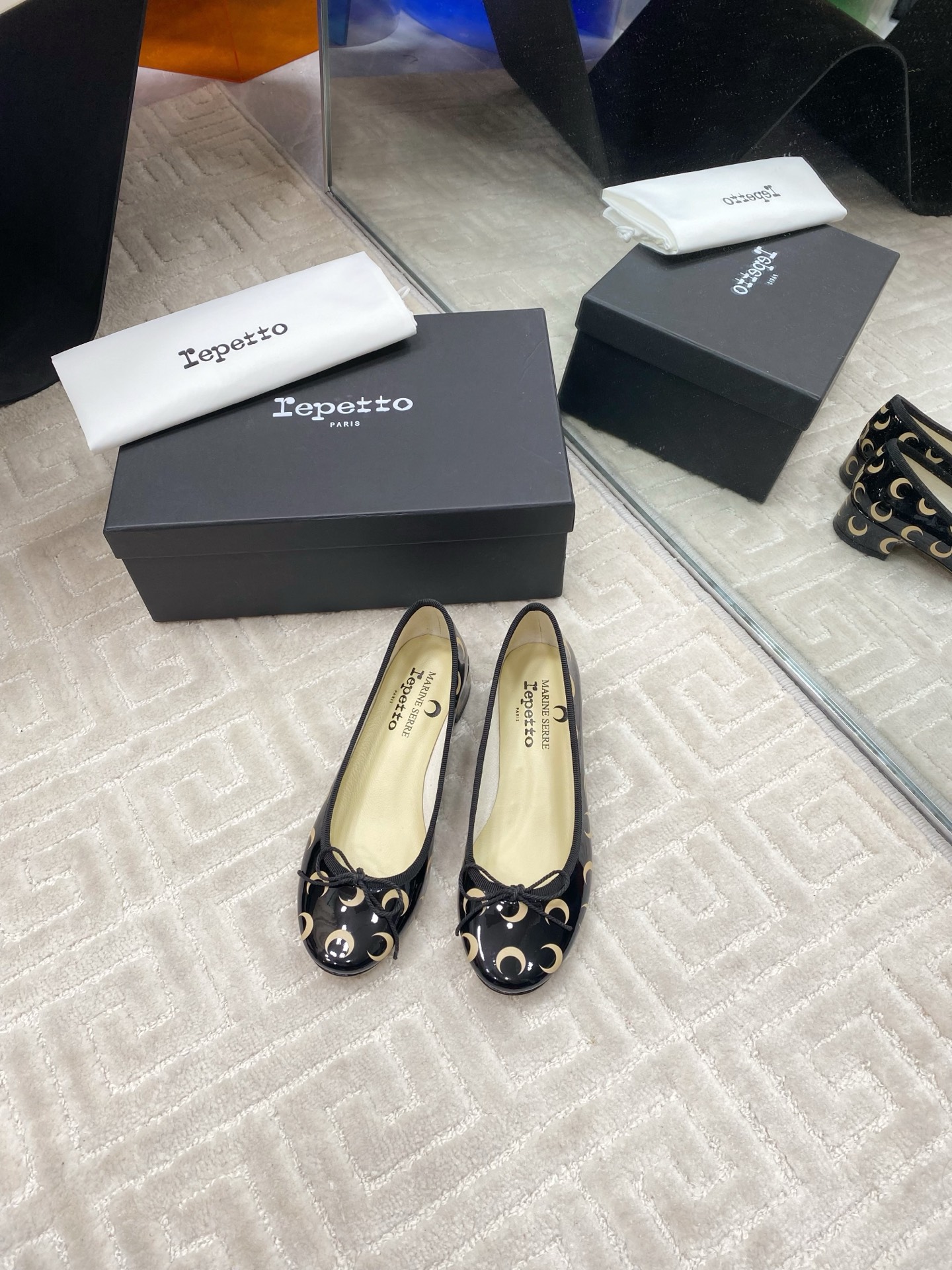 NO:232983,Flat sole, thick heel Marine serre x Repetto co-branded style Crescent print shallow mouth Small thick heel ballet shoes Single shoes The moon logo is printed inside the toe and insole!  It feels comfortable and slimming on your feet. It looks good with whatever you want!  Fairies, limited edition, original upper, open mold, moon craft cowhide, original leather sole, Size#35-39 (40 customized), ballet shoes, cowhide, Leather soles19860909平底,粗跟 Marine serre x Repetto 联名款 月牙印花浅口 小粗跟芭蕾舞鞋 单鞋 鞋头和鞋垫里面都印了月亮的标志！ 上脚脚感舒适显瘦 配啥啥好看哈！仙女们冲 限量款 鞋面原版开模月亮工艺牛皮 鞋底原版真皮大底 Size#35-39（40订做）,芭蕾舞鞋,cowhide,Leather soles,Women's Shoes