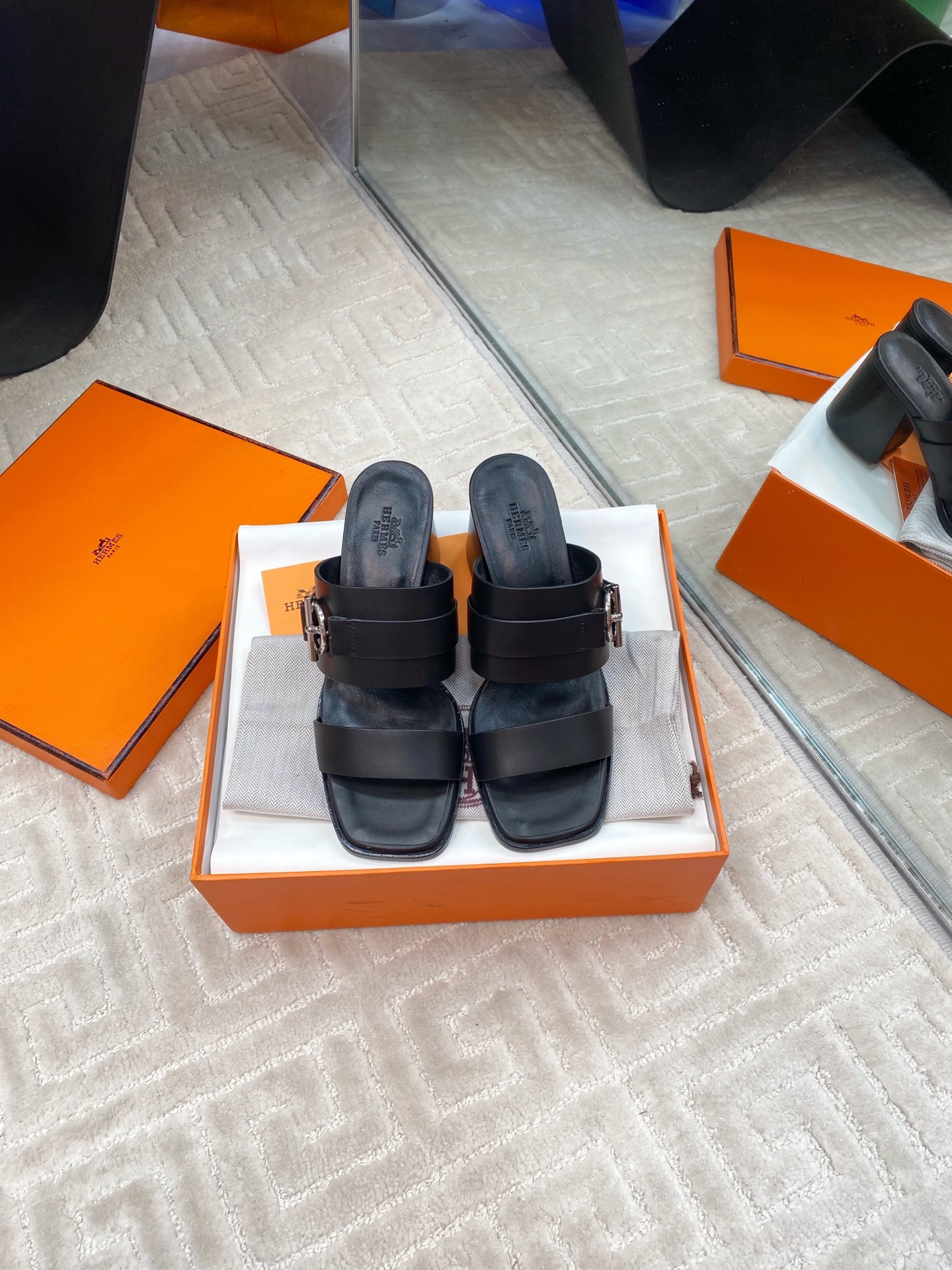 NO:232979,Hermer new Aima*Kute 60 calfskin high heel sandal slippers imported upper, imported calfskin, footbed mixed lambskin, original molded outsole. Get what you pay for, real materials, whether it is leather, last, sole, or craftsmanship, they are the same as ZP. Size35-39 sizes (40 and 41 can be customized without return or exchange) Color black, chocolate color Heel height is about 6 cm High-end imported genuine leather sole with H full set of high-end packaging, slippers, hermes, hermes, sandals, slippers, cowhide, Leather soles19860909Hermer 新款爱马*Kute 60小牛皮高跟凉鞋拖鞋 鞋面进口头层小牛皮,垫脚混种羊羔皮,原版开模大底.一分钱一分货,真材实料,无论是皮料、楦型、鞋底、工艺,都跟ZP一致 Size35-39码（40、41可定制不退不换） 颜色黑色、巧克力色 跟高约6厘米 鞋底高端进口真皮大底 配H全套高端包装,拖鞋,hermes,hermes,sandals,slippers,cowhide,Leather soles,Women's Shoes