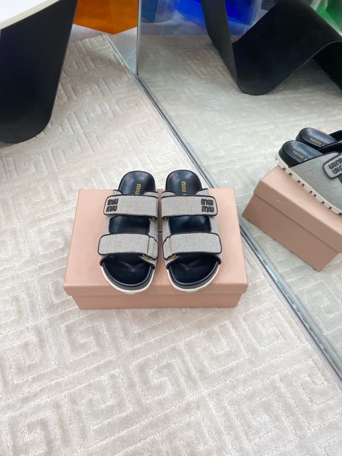 NO:232996,Miu Miu 2025 spring and summer series thick-soled Velcro slippers sandals Zp development original disassembly version compilation version Miu is really too girly upper material sole original molded sole size 35-39 (40.41 custom made without return or replacement), slippers, miumiu, sandals, slippers19860909Miu Miu2025春夏系列厚底魔术贴拖鞋凉鞋 Zp开发 原版拆卸 对版编制版本 Miu真的太少女啦 鞋面原版材质 鞋底原版开模鞋底 码数35-39（40.41定做不退不换）,拖鞋,miumiu,sandals,slippers,Women's Shoes