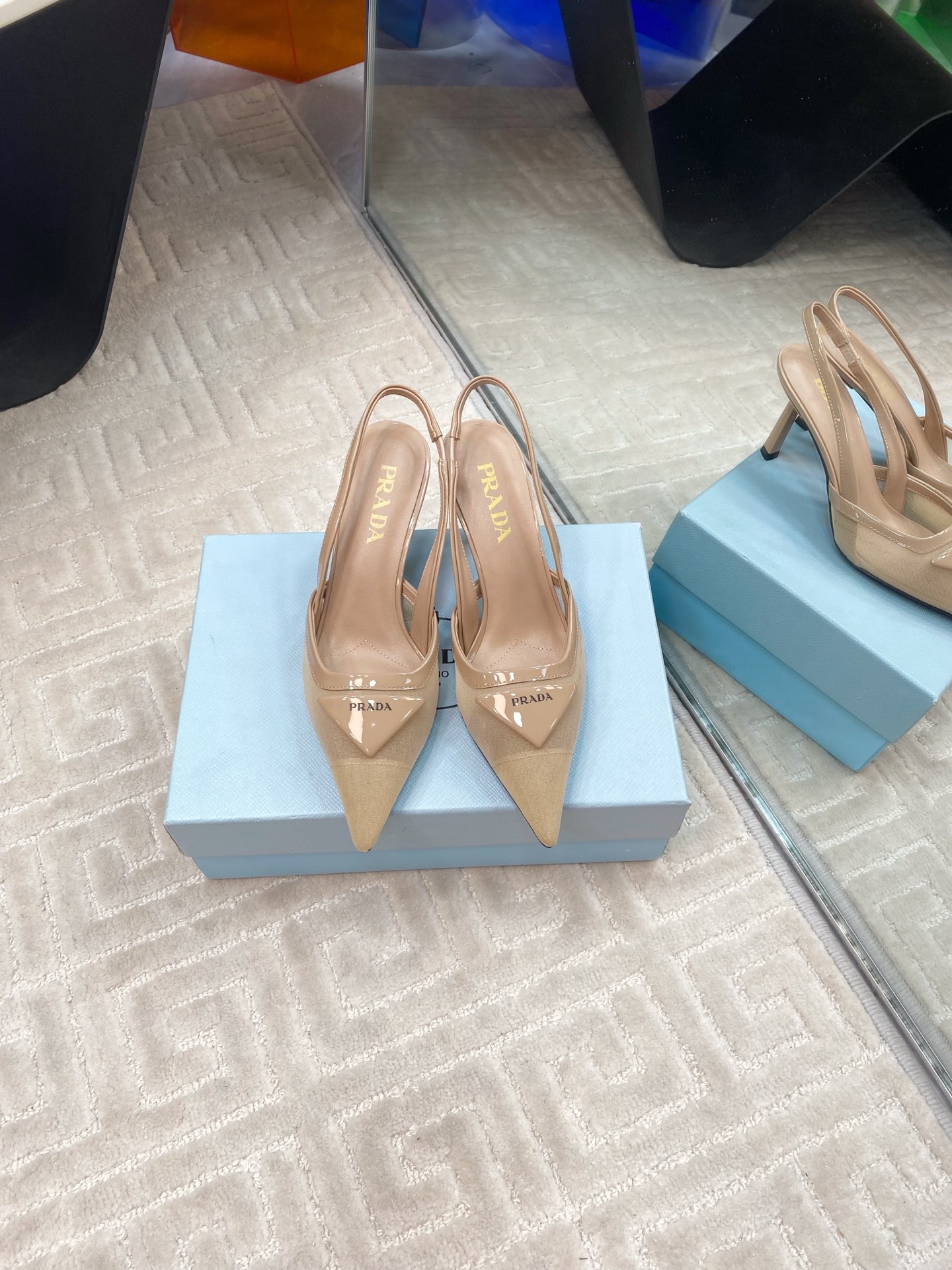 NO:232984,Prada 25ss New beautiful pointed toe heels in early spring The minimalist beauty in the fashion industry Classic fashion color scheme The effortless elegance is coming. Fashionable, exquisite, beautiful, pointed toe, open-edge beads, fashionable, simple and simple new daily slippers, beautiful, high-end slippers, this style is super good on the feet and can lengthen the legs. Original imported fabric, inner sheepskin inner, outsole genuine leather sole, heel height 8.5cm Size#35-39 (40 41 custom made, non-return), sandals, prada, sandals, slippers, sheepskin19860909Prada 25ss 早春新款绝美尖头跟鞋 时尚界久违的极简之美 经典时尚配色 毫不费力的优雅风来袭 时髦 精致 绝美 包头尖头 开边珠外穿时尚气质简约新款日常拖鞋美出高级感拖鞋这款上脚超好而且可以拉长腿型. 面料原版进口网布 内里羊皮内里 大底真皮鞋底 跟高8.5cm Size#35-39（40 41 订做不退换）,凉鞋,prada,sandals,slippers,sheepskin,Women's Shoes