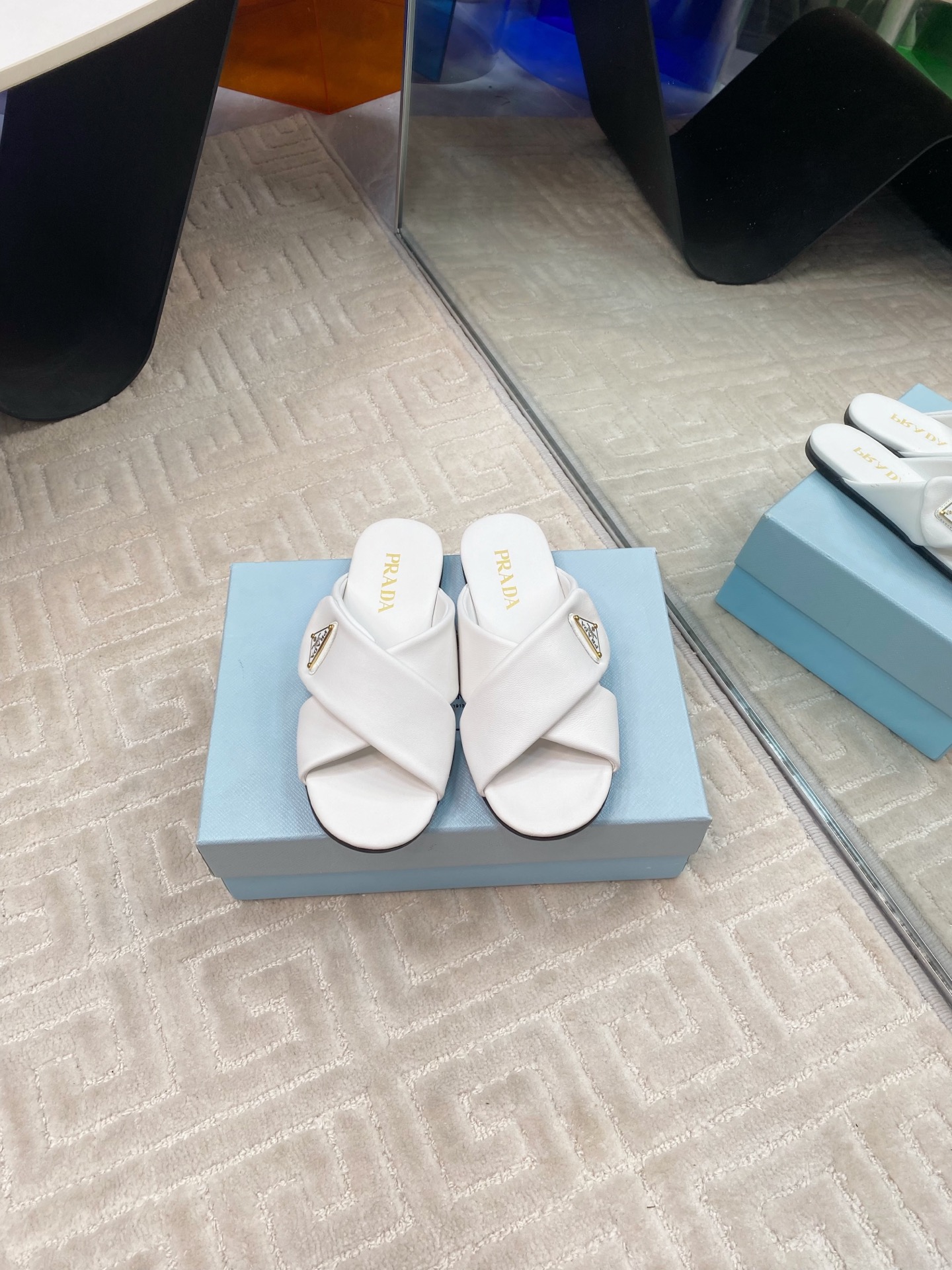 NO:232980,Prada 2025 spring and summer new slippers, the latest catwalk style, classic upgrade, comfort and fashion coexist. Each color matches are good, the design matches different styles. Original custom cowhide cowhide. Lift: Original custom sheepskin lining, cowhide, footbed, original open mold and anti-slip sole Shoe size: 35-39 (40, 41 custom), slippers, prada, prada, slippers, cowhide, sheepskin19860909Prada 普拉达2025春夏新款拖鞋 最新走秀款,经典升级 舒适度与时髦度并存 每个颜色搭配都好看,设计搭配不同风格需求 鞋面原版定制牛皮 内里: 原版定制羊皮内里,牛皮 垫脚 大底原版开模防滑大底 鞋码: 35-39（40,41定制）,拖鞋,prada,prada,slippers,cowhide,sheepskin,Women's Shoes