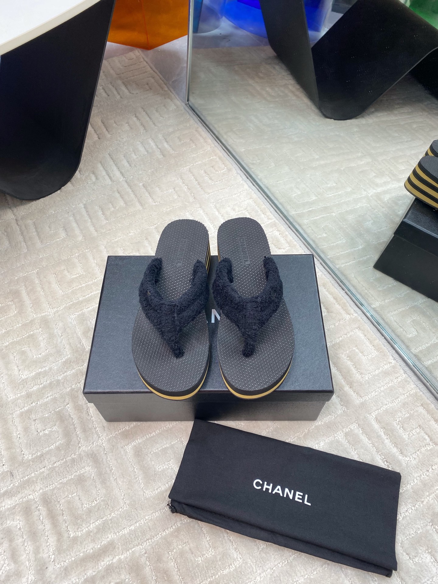 NO:232975,Chanel Coco Xiaoxiang Double C Early Spring Flip Flops Sandals CHANE* Early Spring Series Flip Flops perfectly combine the casual vacation style with high-end ready-to-wear texture, creating a lazy but exquisite foot aesthetic. The soft towel upper is skin-friendly and breathable, and the upper is embellished with the brand's signature metal logo. The details interpret the low-key and luxurious CHANE* gene. The 4.5cm micro-slope wedge quietly extends the leg lines, taking on the ground, taking into account comfort and elegant body shape, and the anti-slip rubber outsole is light and wear-resistant. It carries the high-quality texture with a minimalist design, allowing every step to be calm and free. Size 35-39 (40 can be customized without return or exchange), split-toe shoes, chanel, sandals, slippers19860909Chanel Coco小香双C早春夹趾人字拖鞋凉鞋 CHANE* 早春系列夹趾人字拖将随性度假风与高级成衣质感完美融合,打造慵懒却不失精致的足间美学. 柔软毛巾鞋面亲肤透气,鞋面点缀品牌标志性金属Logo,细节处诠释低调奢华的CHANE*基因.4.5cm微坡跟悄然拉长腿部线条,步履如履平地,兼顾舒适度与优雅体态,防滑橡胶大底轻盈耐磨.以极简设计承载高级质感,让每一步都踏出从容与自由. 码数35-39码（40可定制不退不换）,分趾鞋,chanel,sandals,slippers,Women's Shoes