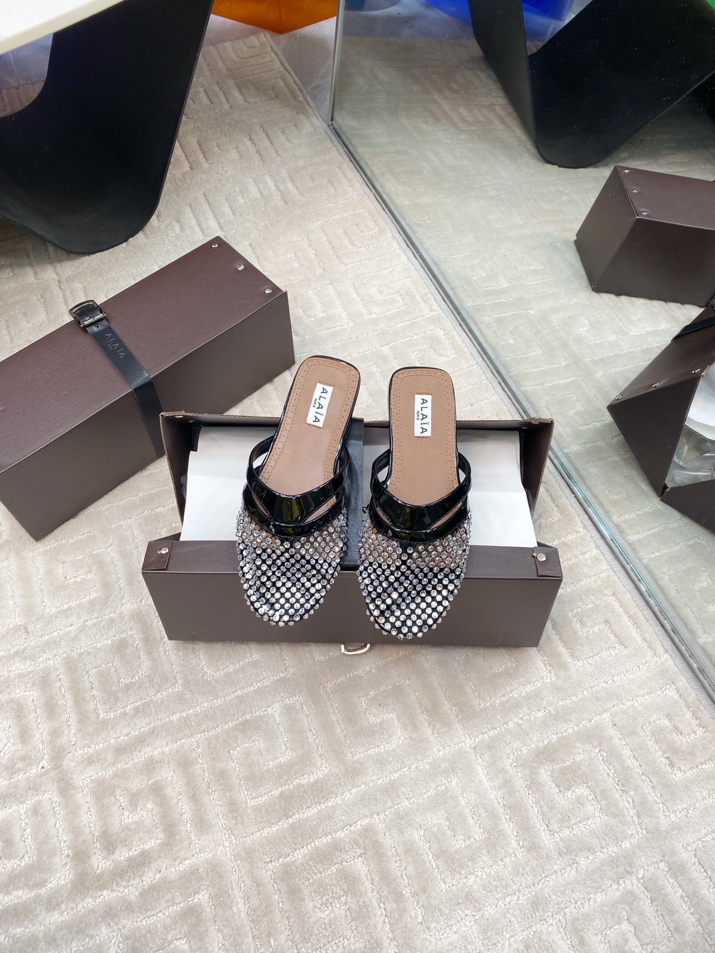 NO:232972,Purchasing grade mesh 300 Alaia 25ss Mesh flat-toed clip-toe slippers Super chic design has a unique and elegant feeling The style of mesh snippets is hidden The unique style is matched with different styles Different styles can be easily controlled, whether it is jeans, suit pants, or pleated skirts, it can enhance your outfit to fashion, elegance and excellence. Upper cowhide   net inner sheepskin Outsole Italian leather outsole Size#35-41 (40 41 custom made without return), semi-torch, alaia, slippers, skirts, jeans, business suit, cowhide, sheepskin, Leather soles19860909代购级网面 钻面300 Alaia 25ss 网面平底夹趾拖鞋 超级别致的设计有种独特优雅气息的感觉 网面夹脚的款式隐藏起来 独特风格配上不同款式 不同风格都能轻松驾驭,无论牛仔裤,西装裤,还是百褶裙,都能将你的穿搭提升到时尚,优雅和卓越之中 鞋面牛皮 网 内里羊皮 大底意大利真皮大底 Size#35-41（40 41订做不退换）,半拖,alaia,slippers,skirts,jeans,business suit,cowhide,sheepskin,Leather soles,Women's Shoes