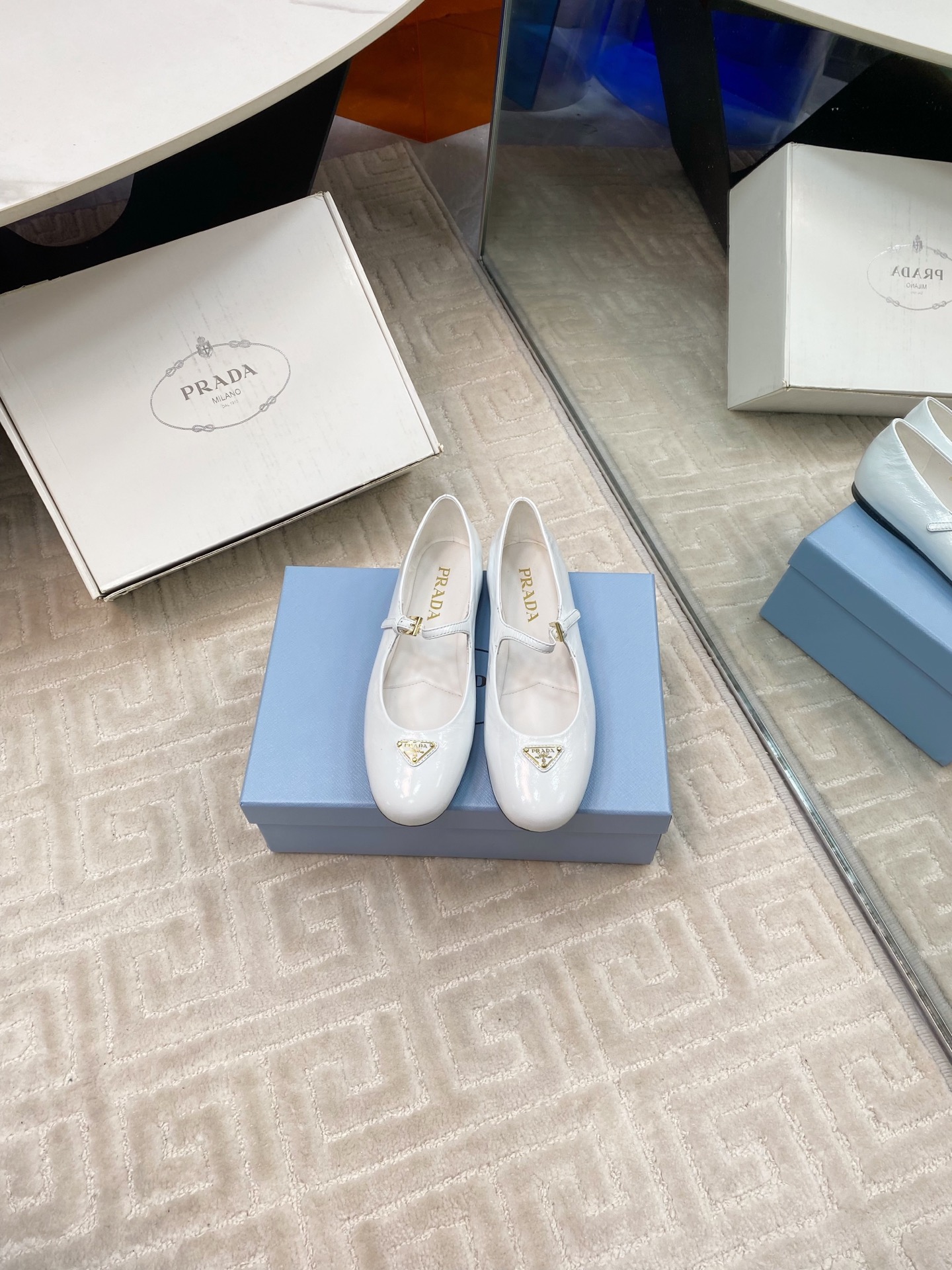 NO:232966,Top version: Airplane box prada/Prada classic Mary Jade shoes minimalist style simple and high-end triangular embellishment easy get fashionable atmosphere original custom leather fabric inner foot pads are mixed sheepskin imported Italian cowhide sole size 35-39 (customized by 40/41), ballet shoes, prada, prada, mary jane, cowhide, sheepskin19860909顶级版本 要飞机盒  prada/普拉达经典玛丽珍鞋 简约主义风格 简单高级 三角标点缀 轻松get时髦气息 面料原版定制皮料 内里垫脚均为混种羊皮 意大利进口牛皮大底 size 35-39（40/41定制）,芭蕾舞鞋,prada,prada,mary jane,cowhide,sheepskin,Women's Shoes