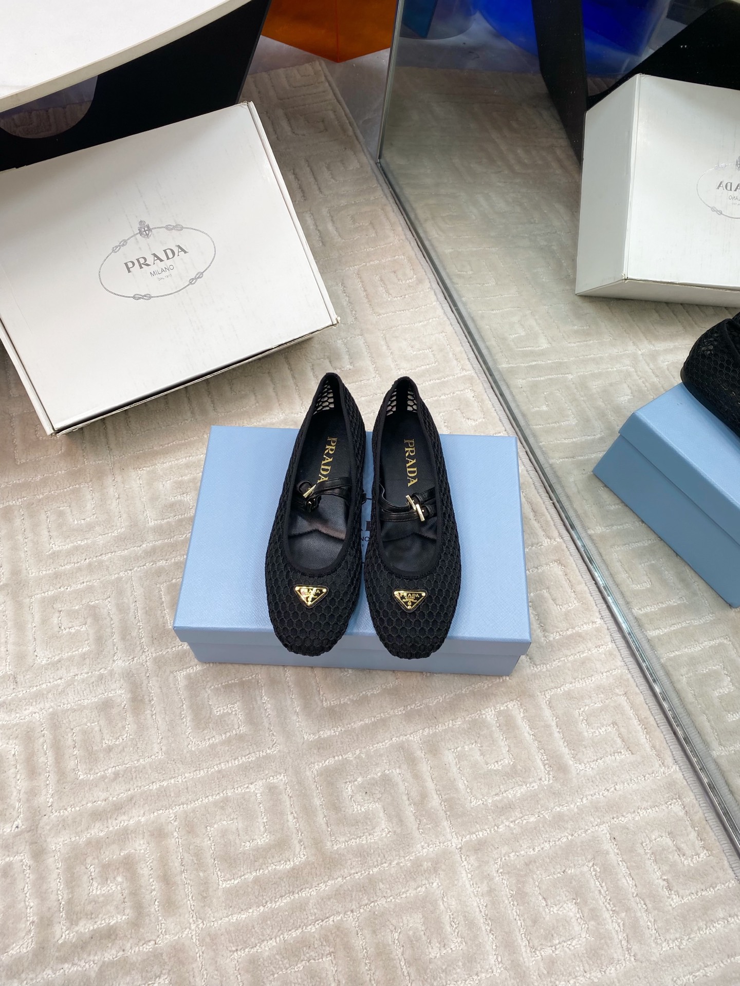 NO:232968,Top version: Airplane box prada/Prada classic Mary Jane shoes mesh minimalist style simple and high-end triangular embellishment easy get fashionable atmosphere original custom leather fabric inner foot pads are mixed sheepskin imported Italian cowhide sole size 35-39 (customized by 40/41), ballet shoes, prada, prada, mary jane, cowhide, sheepskin19860909顶级版本 要飞机盒  prada/普拉达经典玛丽珍鞋网面 简约主义风格 简单高级 三角标点缀 轻松get时髦气息 面料原版定制皮料 内里垫脚均为混种羊皮 意大利进口牛皮大底 size 35-39（40/41定制）,芭蕾舞鞋,prada,prada,mary jane,cowhide,sheepskin,Women's Shoes