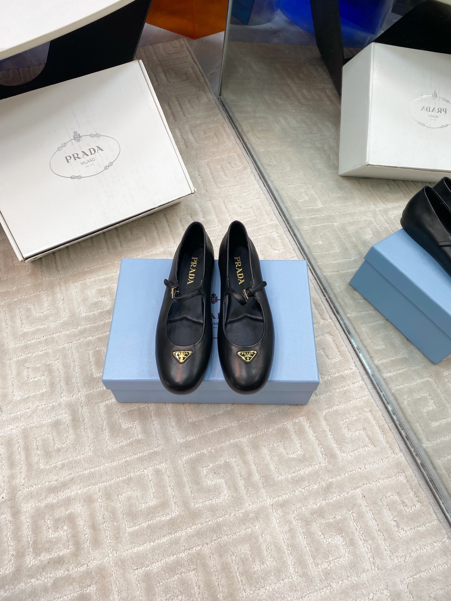NO:232970,Top version: Airplane box prada/Prada classic Mary Jade shoes minimalist style simple and high-end triangular embellishment easy get fashionable atmosphere original custom leather fabric inner foot pads are mixed sheepskin imported Italian cowhide sole size 35-39 (customized by 40/41), ballet shoes, prada, prada, mary jane, cowhide, sheepskin19860909顶级版本 要飞机盒  prada/普拉达经典玛丽珍鞋 简约主义风格 简单高级 三角标点缀 轻松get时髦气息 面料原版定制皮料 内里垫脚均为混种羊皮 意大利进口牛皮大底 size 35-39（40/41定制）,芭蕾舞鞋,prada,prada,mary jane,cowhide,sheepskin,Women's Shoes