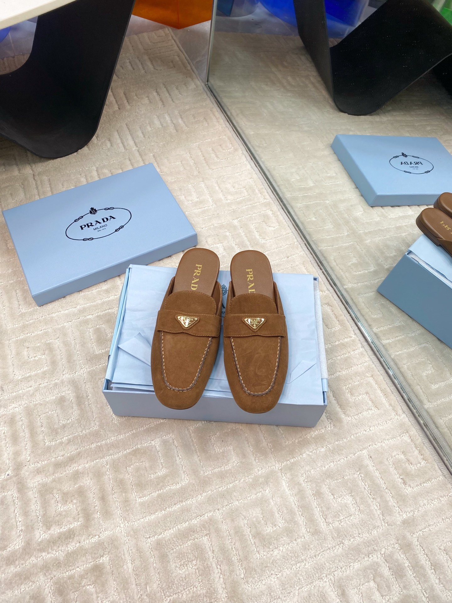 NO:232964,Top version of Prada Prada 2025 latest spring and summer new Mary Jane ballet flat-toed mules single shoes retro fashionable upper, making the whole pair of shoes light and comfortable, bright colors satisfy a variety of choices for fashionable people in different styles!  Iconic metal triangle clip-in slippers made with ancient beach sandals. Original leather. Inner lambskin. Size 35-40 (40 customization), semi-trail, prada, prada, sandals, mary jane, slippers, sheepskin19860909顶级版本 prada普拉达2025最新春夏新款玛丽珍芭蕾平底包头穆勒鞋单鞋复古时髦鞋面,让整双鞋轻便舒适 鲜艳色彩 满足不同风格时髦人士的多种选择！标志性金属三角标夹脚拖鞋搭配古沙滩凉鞋造 原版皮料.内里小羊皮. 码数35-40（40定制）,半拖,prada,prada,sandals,mary jane,slippers,sheepskin,Women's Shoes