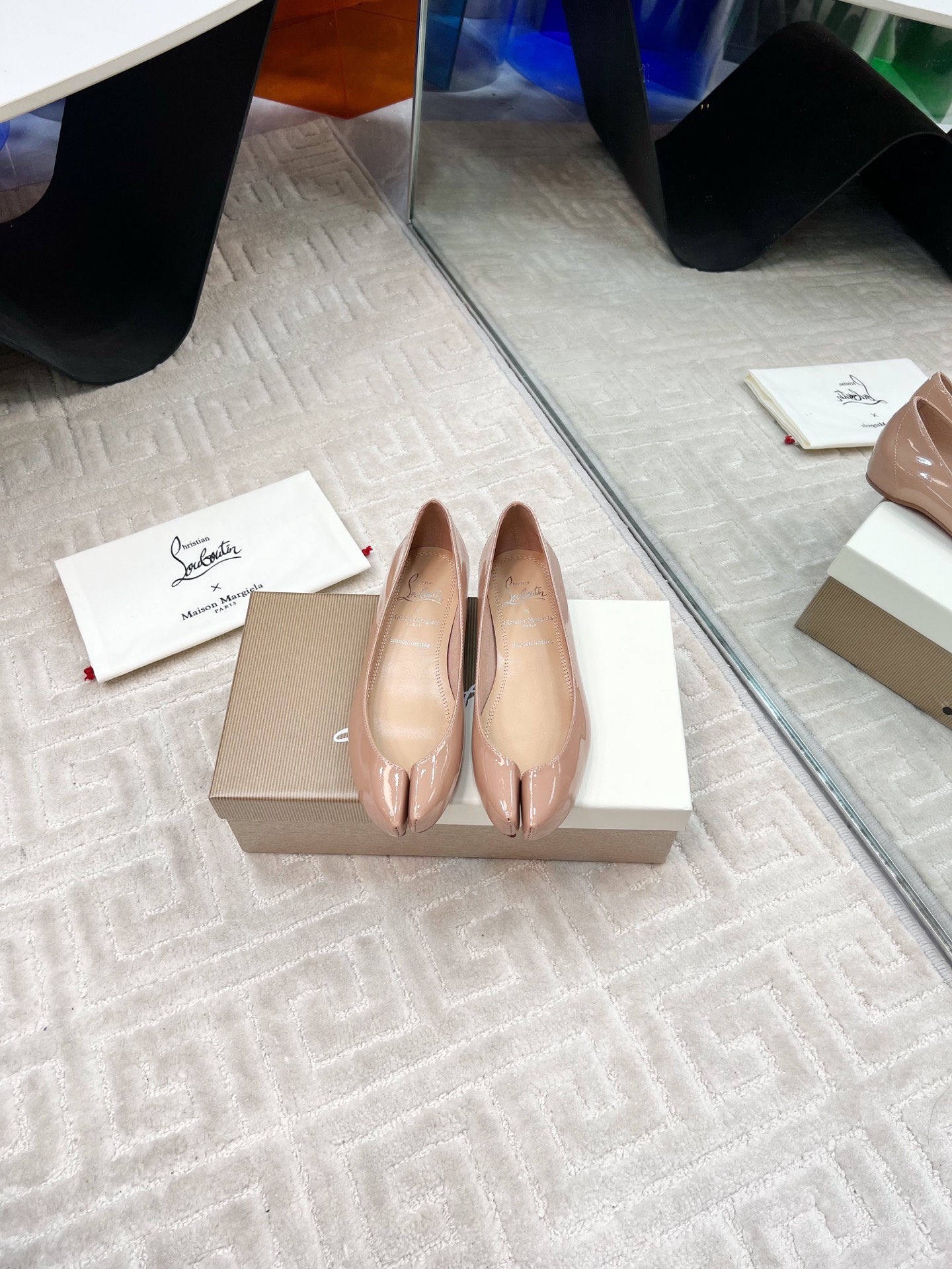 NO:232962,[Luxury Encounter, Art Blooming in Steps - Majila × CL Red Sole Shoes Co-branded Series] In the vast universe of fashion, a dream linkage that transcends the brand quietly blooms. Majila, with the ingenuity of high-end customization, meets the iconic red sole temptation of Christy Rubto (CL), and weaves a beautiful chapter about elegance and power. In this special season, let us start an extraordinary journey of beauty, confidence and dreams with this pair of co-branded shoes. The original violent disassembly of the last, replicating one by one, perfectly displaying the authentic data lines, and the softness of imported calf patent leather complements the inner part of the sheepskin. Original imported rubber open-molded outsole. Size 35-40 (40 customization) Original co-branded customized packaging, single shoes, christian  louboutin,christian louboutin,masion margiela,sheepskin19860909【奢华邂逅,步履间的艺术绽放 —— 马吉拉×CL红底鞋联名系列】 在时尚的无垠宇宙中,一场跨越品牌的梦幻联动悄然绽放.马吉拉,以高级定制的匠心独运,邂逅克里斯提·鲁布托（CL）那标志性的红底诱惑,共同编织出一场关于优雅与力量的绝美篇章..在这个特别的季节,让我们一起,以这双联名鞋为起点,踏上一场关于美丽、自信与梦想的非凡旅程. 原版暴力拆解套楦,一比一复刻,将正品数据线条完美展现,进口小牛漆皮的柔软与羊皮内里相得益彰.原版进口橡胶开模大底. 码数35-40（40定制） 原版联名定制包装,单鞋,christian louboutin,christian louboutin,masion margiela,sheepskin,Women's Shoes