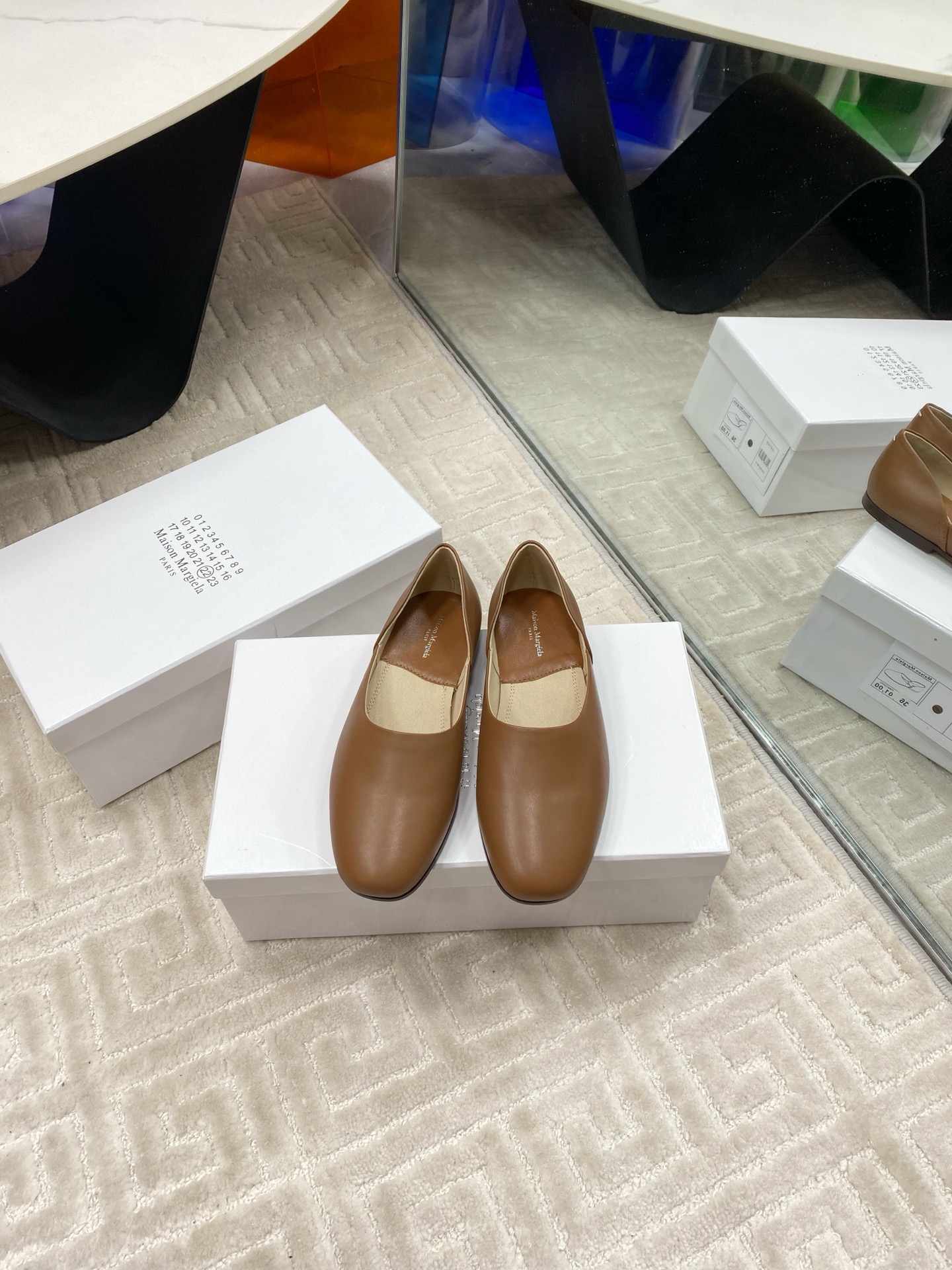 NO:232958,[Gentle time, light steps - Magila grandma shoes, an elegant choice for classic reshaping] In the busy urban rhythm, find your own tranquility and elegance. Magila grandma shoes reshape the new definition of fashion in the name of classics. These shoes are not only a deep tribute to retro feelings, but also a perfect interpretation of modern women's pursuit of comfort and style. Classic reshaping, light steps, and move forward with you elegantly. The original calfskin fabric is delicate and soft, the suede lining is more high-end, and the Italian imported genuine leather outsole. Size 35-40 (40 customized) Classic white brand packaging, loafers, masion margiela, loafers, cowhide, Leather soles19860909【温柔时光,步履轻盈 —— 马吉拉奶奶鞋,经典重塑的优雅之选】 在繁忙的都市节奏中,寻找一份属于自己的宁静与优雅,马吉拉奶奶鞋,以经典之名,重塑时尚新定义.这双鞋,不仅是对复古情怀的深情致敬,更是现代女性追求舒适与风格并重的完美诠释.经典重塑,步履轻盈,与你一同,优雅前行.  原版小牛皮面料细腻柔软,绒面里皮更显高档,意大利进口真皮大底. 码数35-40（40订做） 经典白色品牌包装,乐福鞋,masion margiela,loafers,cowhide,Leather soles,Women's Shoes