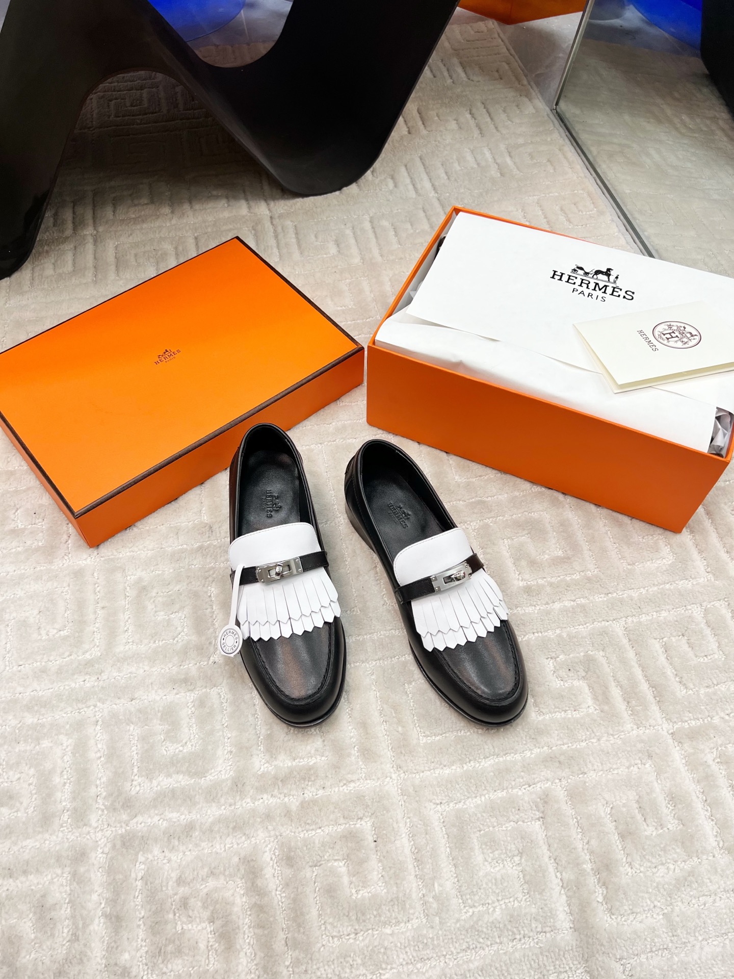 NO:232960,Top version Hermès/Hermès classic tassel Kelly buckle loafers Super versatile shoe style is very delicate, pedicure style is durable and exquisite, the first choice for women with temperament, retro colors, beautiful autumn and winter combinations are very simple and atmospheric, very suitable for office workers, glossy style has the feeling of a business elite, a little bit heel will not be too sloppy or tired of feet, the leather is exclusive custom calfskin, which is the same as the original version Original custom hardware buckle, which will not fade and not easily oxidize, the inner is determined to dye mixed-bred sheepskin according to the original version, sweat-absorbing and breathable, imported cowhide from Italy, size 35-39 (customized by 34/40/41/42), loafers, hermes, hermes, loafers, cowhide, sheepskin19860909顶级版 Hermès/爱马仕经典流苏Kelly扣乐福鞋 超级百搭款鞋型很秀气 修脚型 耐看又精致 气质女人的首选 颜色很复古 秋冬搭配很好看 简单大气 很适合上班族 光面款有商务精英的感觉 稍微有一点跟不会太邋遢也不会累脚 皮面为独家定制小牛皮 和原版一致 原版定制五金扣 不会掉色不易氧化 内里根据原版定染混种羊皮 吸汗透气 意大利进口牛皮大底 尺码35-39（34/40/41/42定制）,乐福鞋,hermes,hermes,loafers,cowhide,sheepskin,Women's Shoes