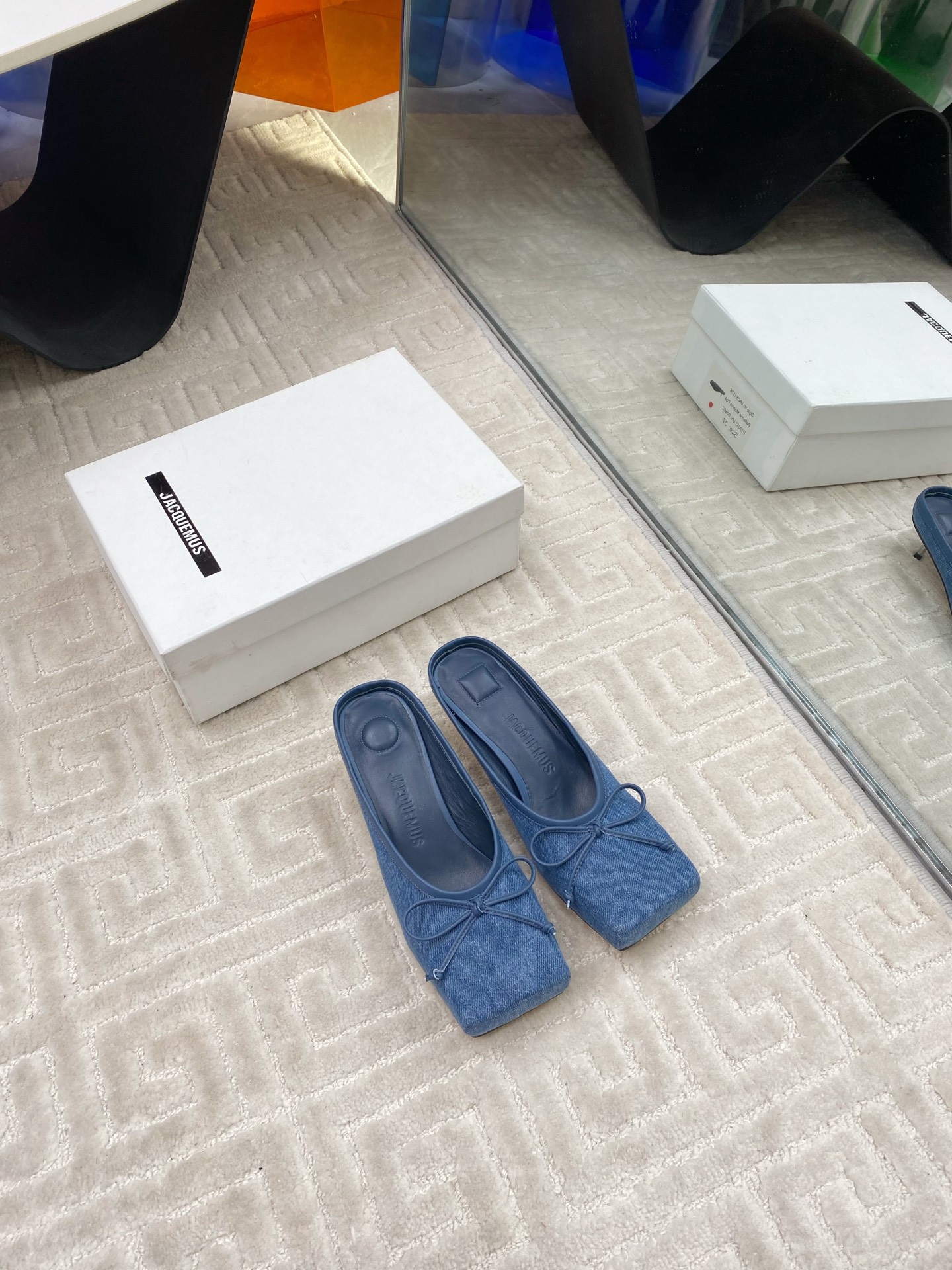 NO:232956,Leather surface, cloth surface Jacquemus new square toe shoes in the early spring, the popular square toe design and fennel style are personalized, playful and cute, fashionable and beautiful!  The bow decoration is very girly, and the overall daily outfit is very fashionable. The right version of sheepskin fabric, sheepskin lining, Italian imported genuine leather large soles, size 35-39# (40# customized, no return or exchange), semi-drag, sheepskin, Leather soles19860909皮面,布面 Jacquemus早春新款方头鞋,流行的方头设计和茴蕾风碰撞则个性,俏皮可爱.时尚好看！蝴蝶结装饰很有少女感,整体日常穿搭非常洋气就对了,对版羊皮面料,羊皮内里,意大利进口真皮大底,码数35-39#（40#订做不退不换),半拖,sheepskin,Leather soles,Women's Shoes