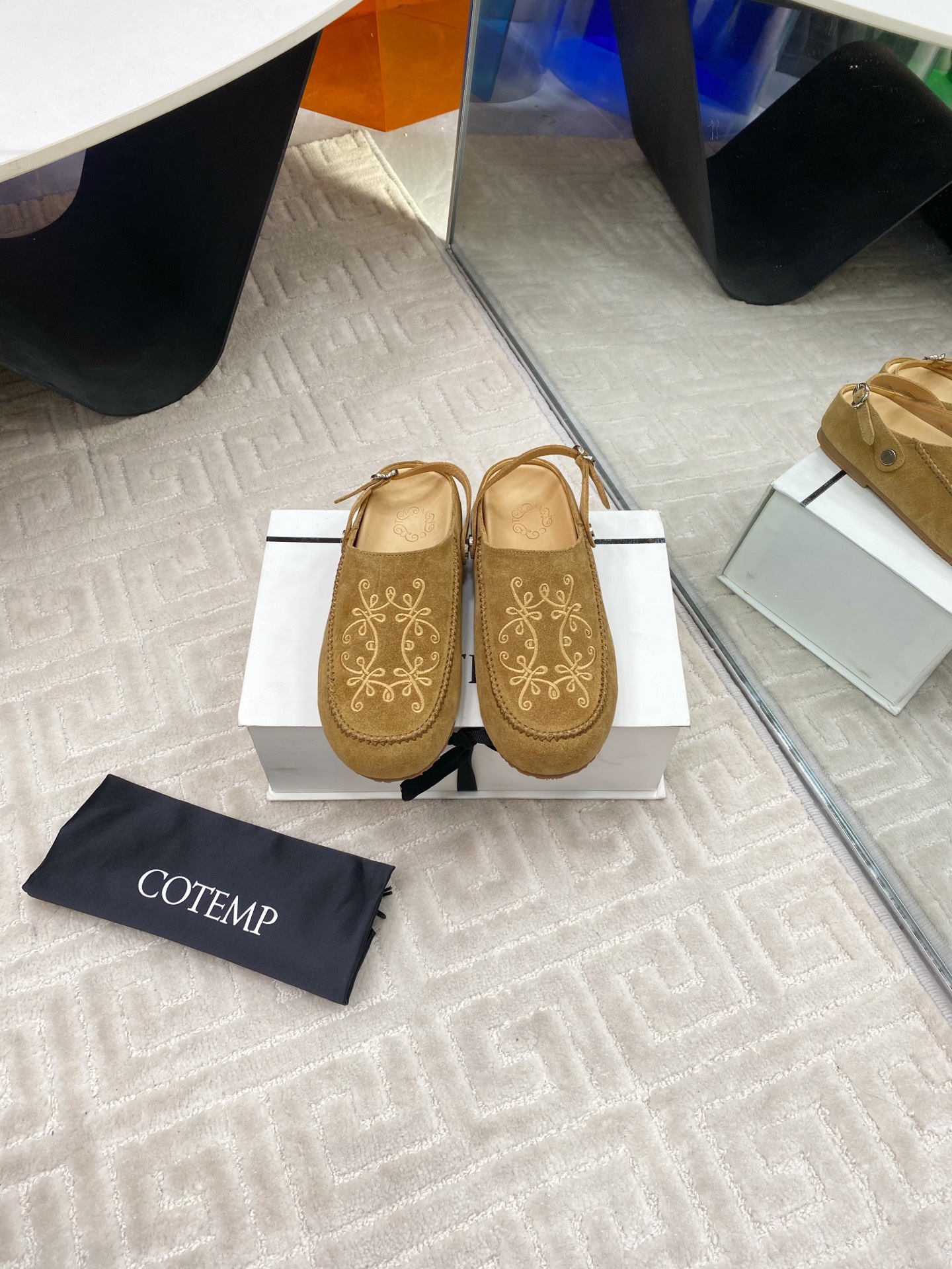 NO:232973,Cotemp's new embroidered Birkenstock shoes. The cotemp's new Birkenstock shoes that I've been looking forward to for a long time are here. They are super exquisite and full of medieval sense. The shoe shape and color are great. The favorite of fashionista, and the slippers that are not allowed to be missed. The pair of Gao Mercury Yangjing/cowhide fabric, water-dyed cowhide inner lining, private mold rubber wear-resistant and non-slip sole, size 35-39# (40# customized for non-return and exchange), semi-drag, slippers, cowhide, sheep19860909Cotemp春夏新款刺绣勃肯鞋.期待很久的cotemp新品勃肯鞋来啦,超级精致,中古感满满,鞋型和颜色配合的太棒了,时髦精的挚爱,不允许错过的拖鞋.对版高丝光羊京/牛皮面料,水染牛皮内里,私模橡胶耐磨防滑大底, 尺码35-39#（40#订做不退换）,半拖,slippers,cowhide,sheep,Women's Shoes