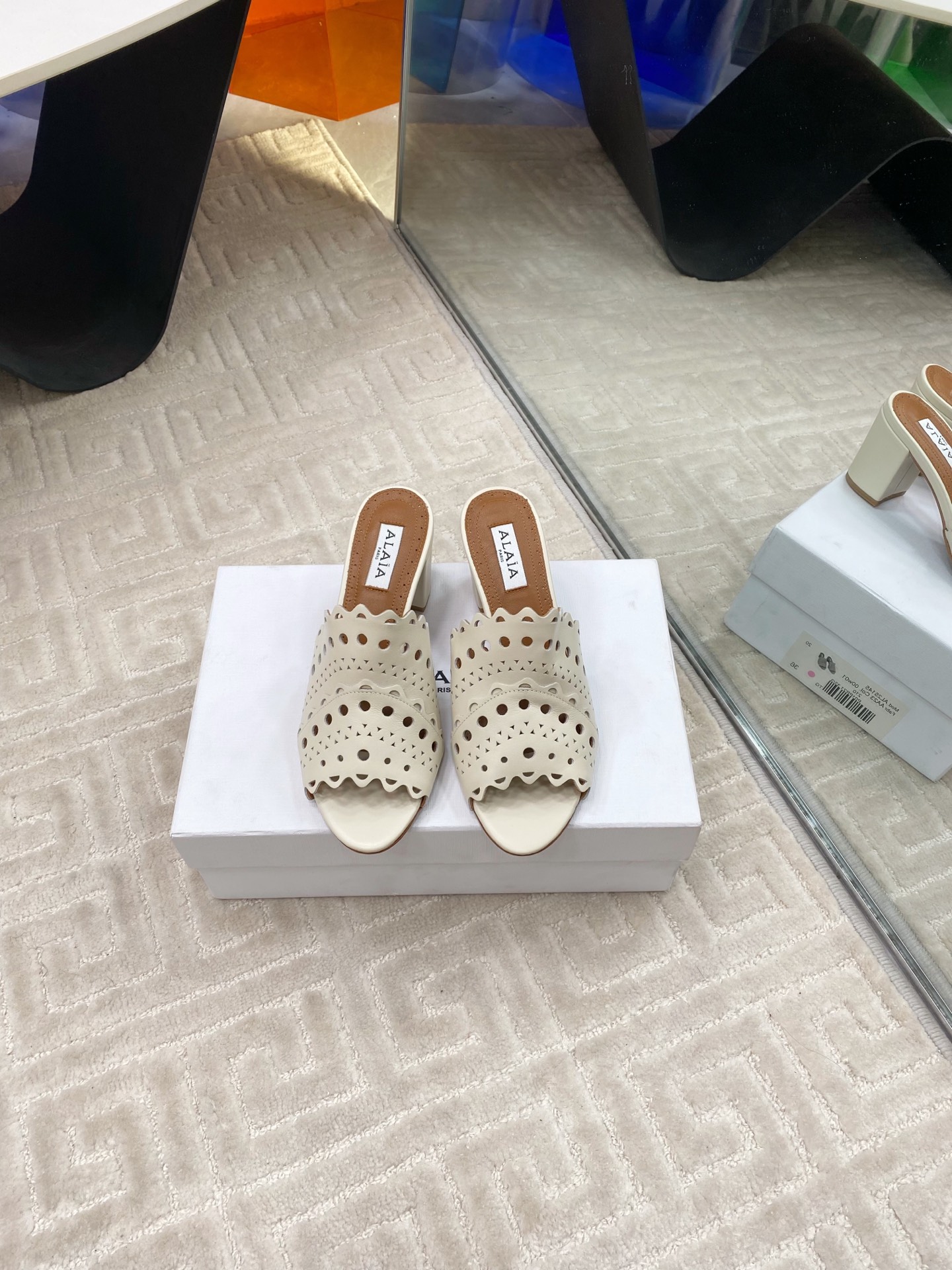 NO:232969,Alaia new retro hollow high heel slippers. Treasure niche brand, the popular Alaia is purely handmade, beautiful in the heart, this pair of shoes can really be regarded as the finishing touch of any outfit, elegant and high-end, a must-have for fairies, original custom cowhide fabric, sheepskin lining, Italian imported genuine leather soles, size 35-39# (40# custom made without return), slippers, alaia, slippers, cowhide, sheepskin, Leather soles19860909Alaia 新款复古镂空高跟拖鞋.宝藏小众品牌,人气超高的Alaia纯手工制作,美在心尖儿上,这双鞋真的可以算是任何一套穿搭上的点睛之笔,优雅高级,仙女必备,原版订制牛皮面料,羊皮内里,意大利进口真皮大底, 码数35-39#（40#订做不退换）,拖鞋,alaia,slippers,cowhide,sheepskin,Leather soles,Women's Shoes