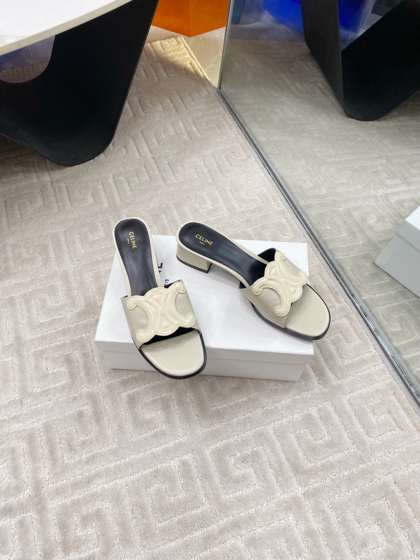 NO:232959,Purchase grade Celine Arc de Triomphe 25ss Spring and summer new style semi-torque full of high-end feel, Internet celebrity ins grass planting artifact, very retro style, full of aura, very novel, high-end and very comfortable. The imprinted celine logo highlights the brand's charm. Fabric original cowhide inner sheepskin outsole Italian leather outsole injection molding Size35-40 (customized for 40), slippers, celine, celine, slippers, cowhide, sheepskin, Leather soles19860909代购级 Celine 赛琳 凯旋门 25ss 春夏新款 半拖 高级感十足 网红ins种草神器、非常复古风、气场十足单品、设计风格非常新颖、高档且非常舒适. 压印celine标志彰显品牌魅力 面料原版牛皮 内里羊皮 大底意大利真皮大底注塑 Size35-40（40定做）,拖鞋,celine,celine,slippers,cowhide,sheepskin,Leather soles,Women's Shoes