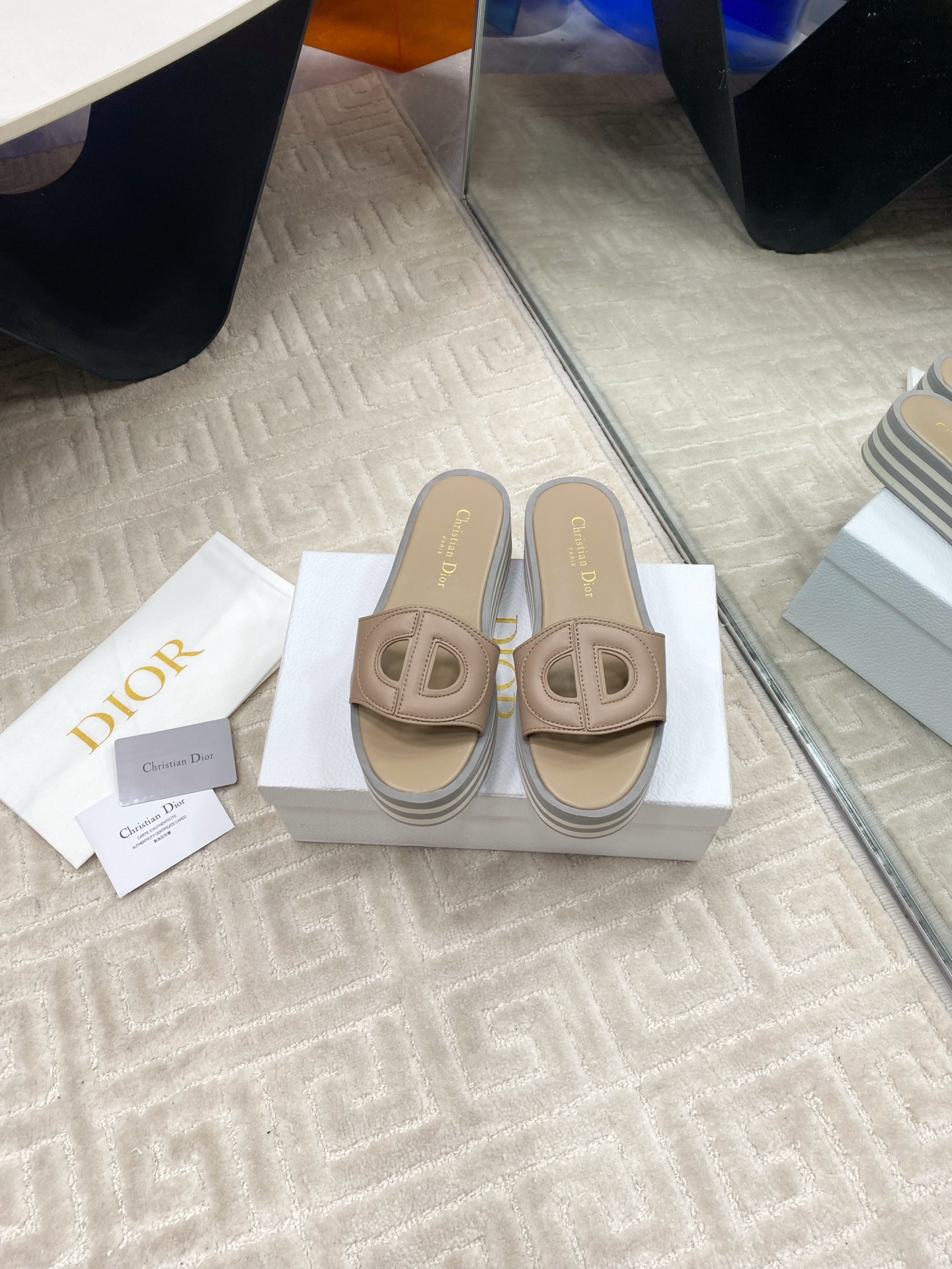 NO:232961,Purchasing grade slippers Dior 25ss Spring and summer new IVIETA DWAY Jelly color flat-soled flip-flops sandals CD letter logo three-dimensional embroidered thick-soled round toe slippers Original development top version, soft and delicate feet, extremely comfortable. Material: imported upper raffia grass electric embroidery high temperature water-soluble cotton technology fabric   water-dyed cowhide footbed inside   original consistent combination sole Size#35-39 (40.41.42 custom made without return or replacement), slippers, dior, dior, sandals, slippers, cowhide19860909代购级拖鞋 Dior 迪奥 25ss 春夏新款 IVIETA DWAY 果冻色平底一字拖鞋 凉鞋 CD字母logo立体刺绣厚底圆头露趾拖鞋 原版开发市面顶级版本,脚感柔软细腻,舒适度极高. 材质:鞋面进口酒椰草电绣高温水溶棉质科技面料 水染牛皮垫脚内里 原版一致组合大底 Size#35-39（40.41.42定做不退不换）,拖鞋,dior,dior,sandals,slippers,cowhide,Women's Shoes