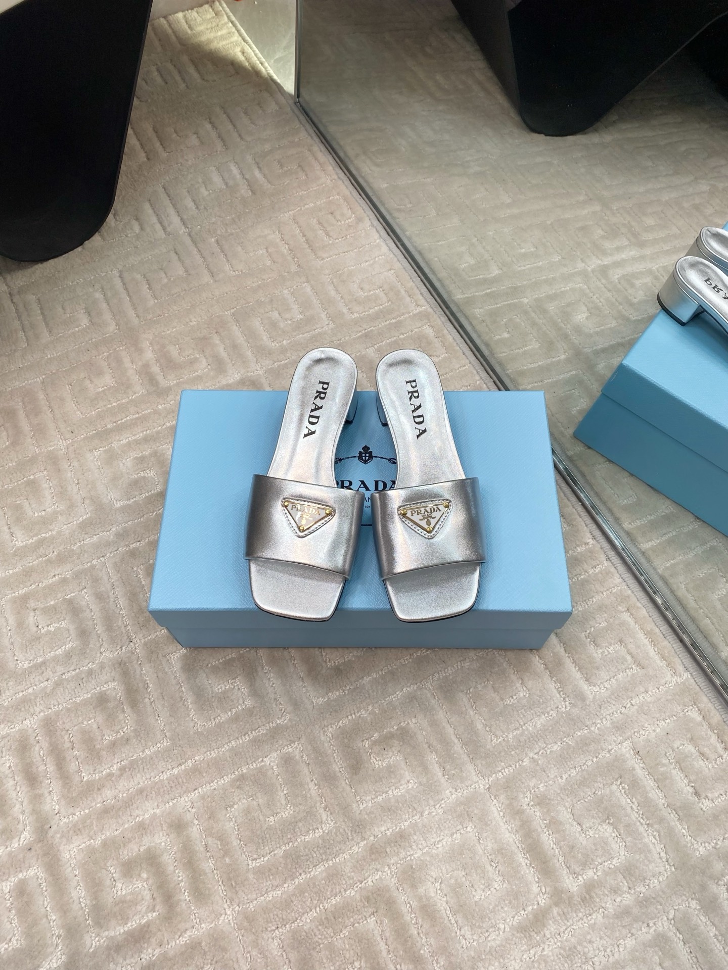 NO:232963,Prada's new triangle triangle heel square toe thick heel slippers Top quality Material and craftsmanship Upper imported cowhide inner lining original sheepskin inner lining heel height 3.5cm imported genuine leather sole size35-39 (40,41 custom made without return or exchange), slippers, prada, prada, slippers, cowhide, sheepskin, Leather soles19860909Prada普拉达新款三角标三角跟方头粗跟拖鞋 顶级品质 材质与工艺 鞋面进口牛皮面 内里原版羊皮内里 跟高3.5cm 进口真皮大底 size35-39（40,41定制不退换）,拖鞋,prada,prada,slippers,cowhide,sheepskin,Leather soles,Women's Shoes