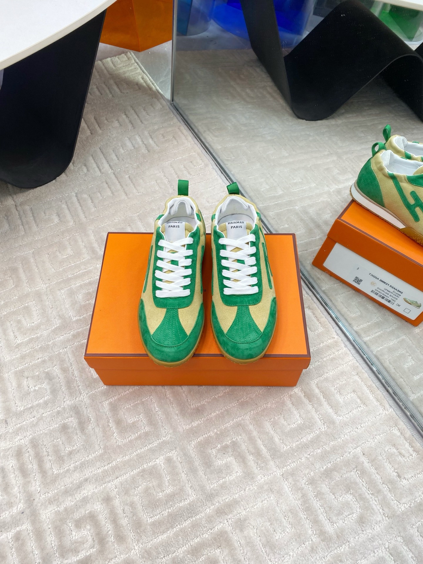 NO:232957,Men's Size 10 # Hermes new couple Forrest Gund training shoes, white shoes, soft calfskin sneakers, equipped with soles, decorated with classic Medor rivets, creating a comfortable and casual style. Freely matched. Very light and comfortable sneakers, the most worthwhile sneakers for men. Hermes men's sneakers are the most worth buying. The legendary shoes that you want to buy without matching goods. Fashion, comfortable and versatile. Although the price is rising, the price is really not expensive. New colors are all very good. For women, there are not so many choices, but they are also very good, especially with couple styles. Imported cowhide material, sheepskin inner, original mold opening sole, women's size 35-41 (40/41 custom-made, no return or replacement) Men's Size 38-45 (38/45 custom-made, no return or replacement), casual shoes/sports, hermes, sneakers, cowhide, sheepskin19860909男码10  # 爱马仕新款情侣阿甘德训鞋 小白鞋 镂孔柔软小牛皮运动鞋,配有鞋底,饰有经典Medor铆钉,打造舒适休闲风格.随意搭配 上脚非常轻便舒运动鞋男款实拍最值得的入手的爱马仕男款运动鞋传说中不配货也要买的鞋潮流 时尚 舒适 百搭 虽然涨价 但价格真不贵新出的配色都很好看 等女款相对男款,选择没有那么多不过也是很好看,尤其搭配情侣款感感 进口牛皮磨砂材质 羊皮内里 原版开模大底 女码35-41（40/41定制不退不换） 男码38-45（38/45定制不退不换）,休闲鞋/运动鞋,hermes,sneakers,cowhide,sheepskin,Women's Shoes