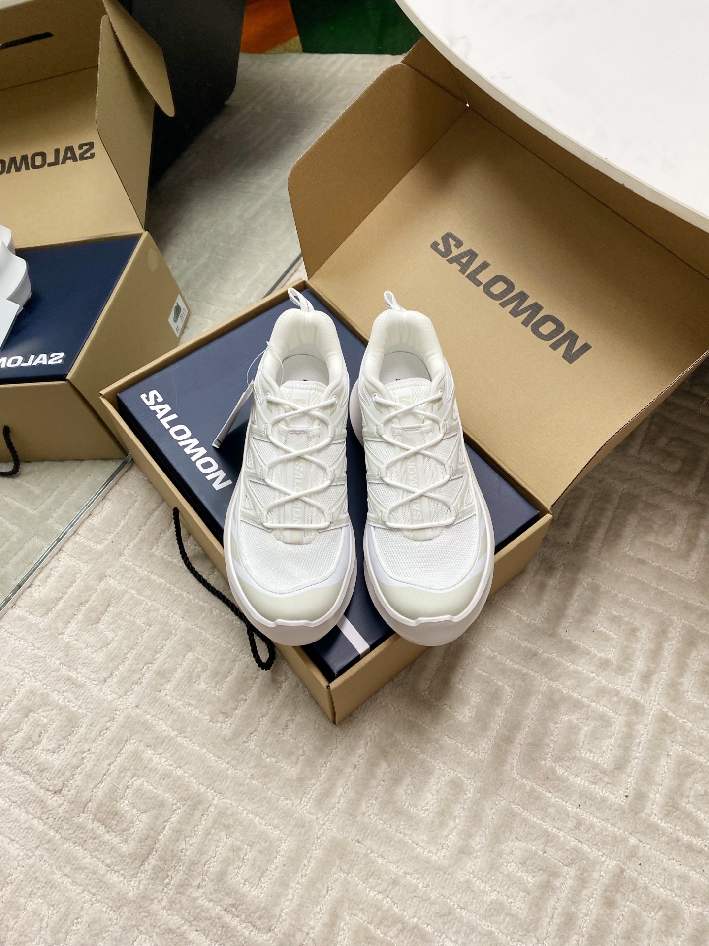 NO:221826,CDG x Salomon Co-branded XT-6 series Thick sole casual sneakers Original purchase and development Production Continue the brand design genes, integrating simple design and practical technology The co-branded shoes are still in a simple black and white color scheme, and the brand words on the shoes also reflect a minimalist design style. With the Contagrip rubber thick sole design, the reinterpreted upper part replaces the previous drawstring shoelaces with Pulsar Advanced sole cover outline, and is decorated with details such as mesh, tear-resistant upper, waterproof rubber strips and nylon pull rings Fabric: Original custom imported technology fabric Inner: Original imported breathable mesh Outsole: Original mold-opening ultra-light foaming material Sole thickness: 6.5CM Size35-39 (  40 customized products without return), casual shoes/sports shoes, Dolce & Gabbana, sneakers19860909CDG x Salomon 萨洛蒙 联名款XT-6 系列 厚底 休闲 运动鞋 原版购入开发 做货 延续品牌设计基因,融合简约的设计和实用的技术性 联名鞋款依旧是黑白简约配色,鞋身上的品牌字样也体现出极简主义的设计风格 搭配Contagrip 橡胶厚底鞋底设计,重新演绎的鞋面部分则以Pulsar Advanced袜套式轮廓替换了之前抽绳鞋带 并饰有网眼、抗撕裂材质鞋面、防水胶条以及尼龙拉环等细节 面料: 原版定制进口科技面料 内里: 原版进口透气网里 大底: 原版开模超轻发泡材质 底厚: 6.5CM Size35-39（ 40订做不退换）,休闲鞋/运动鞋,Dolce&Gabbana,sneakers,Women's Shoes