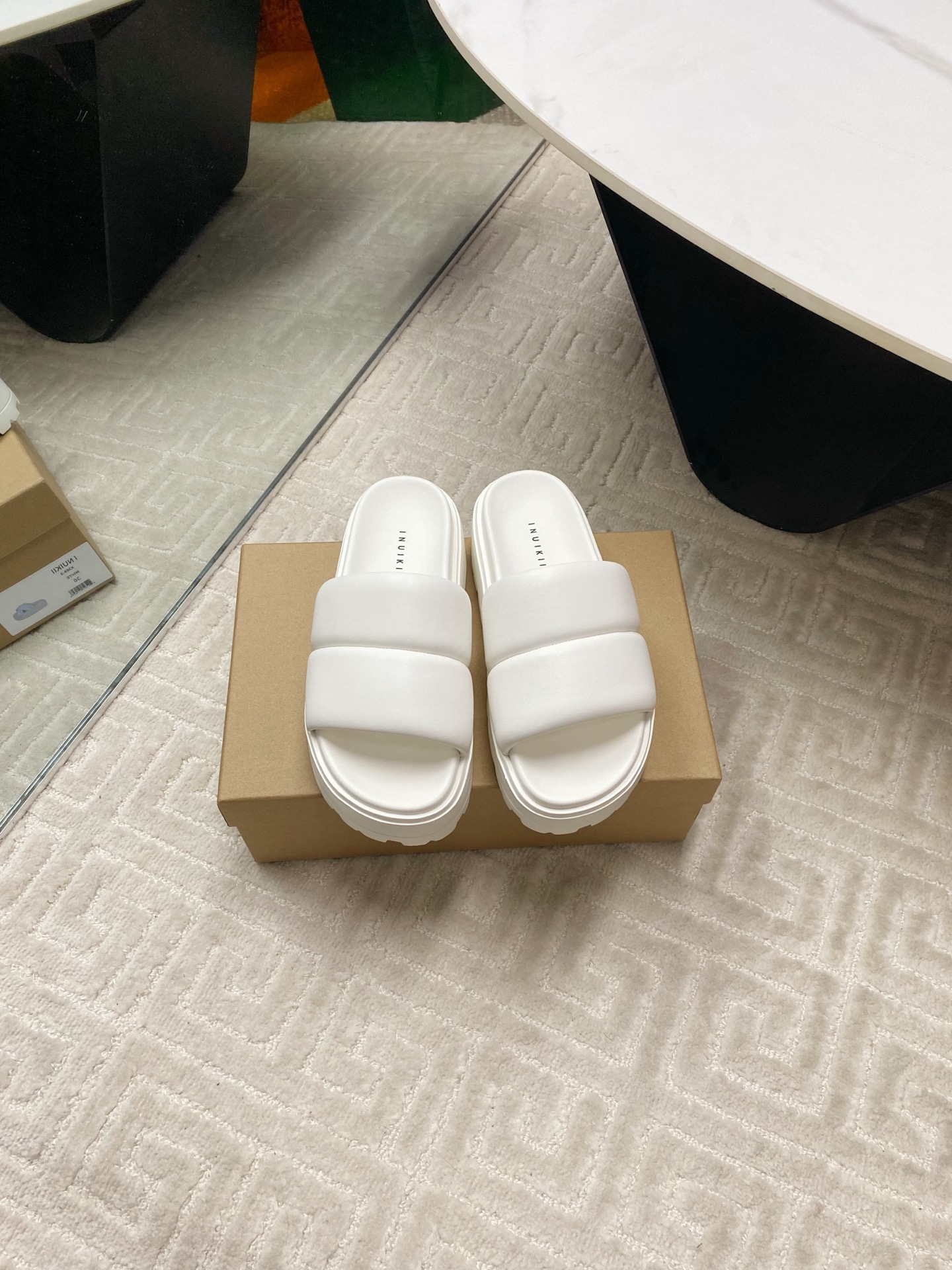 NO:221812,INUIKII Spring and Summer New Lazy Slides Use imported sheepskin upper, which is soft and skin-friendly, and wraps your feet as light as cotton, bringing the ultimate wearing experience, thick sole design, light and fashionable, and the feet feel invincible. The upper is made of imported soft sheepskin, which is soft and skin-friendly, and wraps your feet as light as cotton, bringing the ultimate wearing experience. The inner and inner high-quality sheepskin is used, breathable and sweat-absorbing, keeping your feet dry and comfortable, and you can enjoy the feeling of walking even if you walk for a long time. The foamed material of the sole is combined with wear-resistant velvet light sole, which is light and flexible, effectively reducing the burden of walking. The 4.5cm sole height is just right, lengthening the leg lines, making it more elegant and elegant. Size 35-39 (40 customized, no return or exchange), slippers, slippers, sheepskin19860909INUIKII春夏季新款 懒人拖 采用进口绵羊皮鞋面,柔软亲肤,如同棉花般轻盈包裹双脚,带来极致的穿着体验,厚底设计,轻便时尚,脚感无敌舒适 鞋面采用进口软羊皮打造鞋面,柔软亲肤,如同棉花般轻盈包裹双脚,带来极致的穿着体验 内里内里选用优质绵羊皮,透气吸汗,保持双脚干爽舒适,即使长时间行走也能享受如履平地的感觉 大底发泡材质结合耐磨绒轻便鞋底,轻盈柔韧,有效减轻行走负担,4.5cm的鞋底高度恰到好处,拉长腿部线条,更显优雅气质 尺码35-39（40订做不退换）,拖鞋,slippers,sheepskin,Women's Shoes