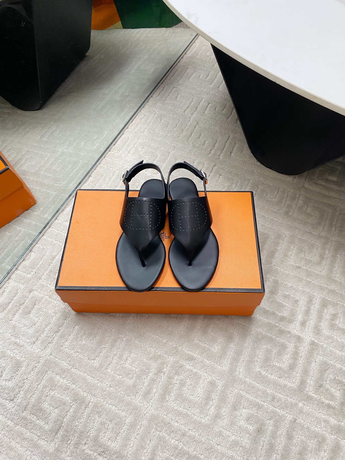 NO:221805,Hermes' latest foot-clip flops sandals in spring and summer. The classic style is matched with a very recognizable top foot. It is super versatile and fashionable. Many celebrities and celebrities are essential for planting grass in spring and summer. It is free and comfortable and high-end. Shoe face version imported cowhide, inner sheepskin, soles, Italian leather outsole, size 35-39 (40 41 custom made, non-return and exchange), split-toe shoes, hermes, hermes, sandals, cowhide, sheepskin, Leather soles19860909Hermes爱马仕春夏最新夹脚人字拖凉鞋经典的版型 搭配极具辨识度的上脚超级百搭好看时髦 超多明星网红种草 春夏必备 随意舒适高级感 鞋面对版进口牛皮 内里羊皮 鞋底意大利真皮大底 码数35-39（40 41 定做不退换）,分趾鞋,hermes,hermes,sandals,cowhide,sheepskin,Leather soles,Women's Shoes