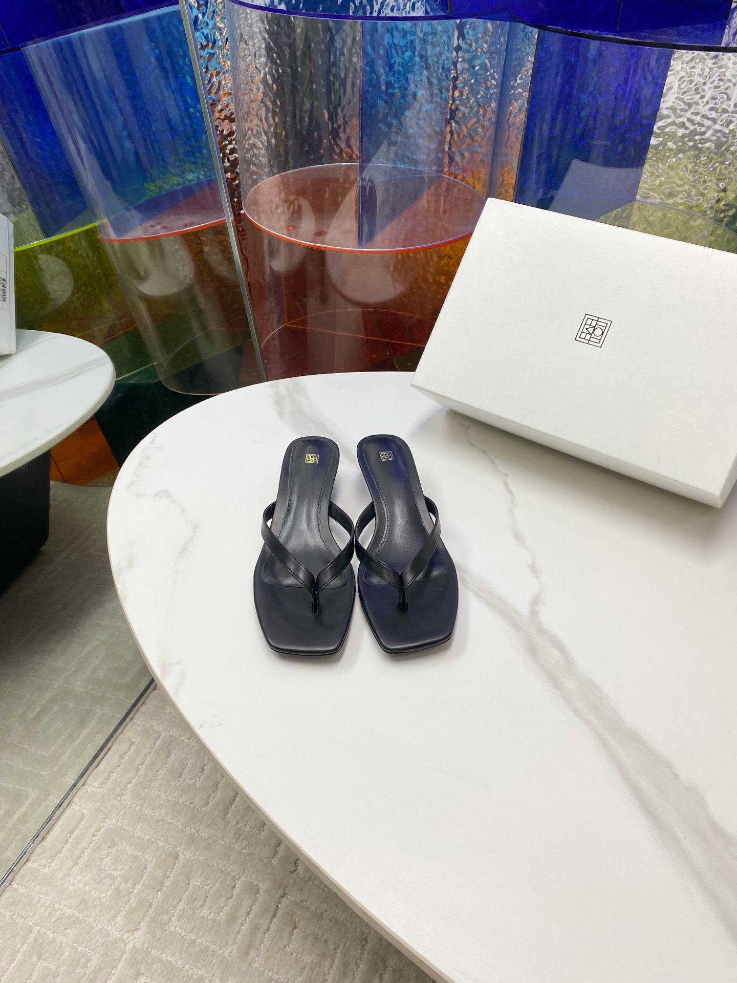 NO:258071,toteme Spring and summer new clip-toed slippers summer is here, how can fashionable little guys not have this most in-depth fashion item this summer? Original 1:1 customized high mercerized velvet fabric, sheepskin lining, Italian imported leather soles, size 35-39# (40# can be customized without return or exchange), split-toed shoes, slippers, sheepskin, Leather soles19860909toteme 春夏新款夹趾拖鞋夏天已经来啦,时髦的小主们怎么能没有这个今夏最in的时尚单品加特呢原版1:1订制高丝光丝绒面料,羊皮内里,意大利进口真皮大底,尺码35-39#（40#可订做不退换）,分趾鞋,slippers,sheepskin,Leather soles,Women's Shoes