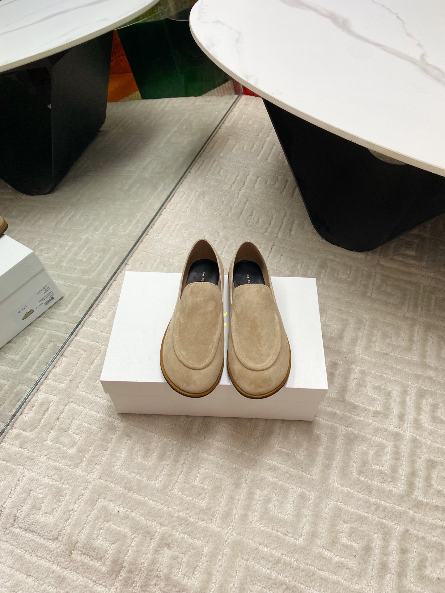 NO:258066,High quality (pendant style The row new neutral retro simple loafers tassel shoes! The square toe design ensures comfort for long-term wear, the tassel pendant embellishment design on the upper has a unique charm, bringing you a fashionable sweetness. The upper imported cashmere, imported suede inner lining. genuine leather combination sole Size: 35-40 (40 custom made without return) With original packaging, high heels, loafers, high heels19860909高品质（吊坠款 The row新品中性复古简约乐福鞋流苏单鞋！ 方头设计确保长时间穿着的舒适性,鞋面流苏吊坠点缀设计别有一番韵味,为你带来时尚的甜美感 鞋面进口山羊绒,进口绒面内里.真皮组合大底 码数:35-40（40定做不退换） 配原版包装,高跟鞋,loafers,high heels,Women's Shoes