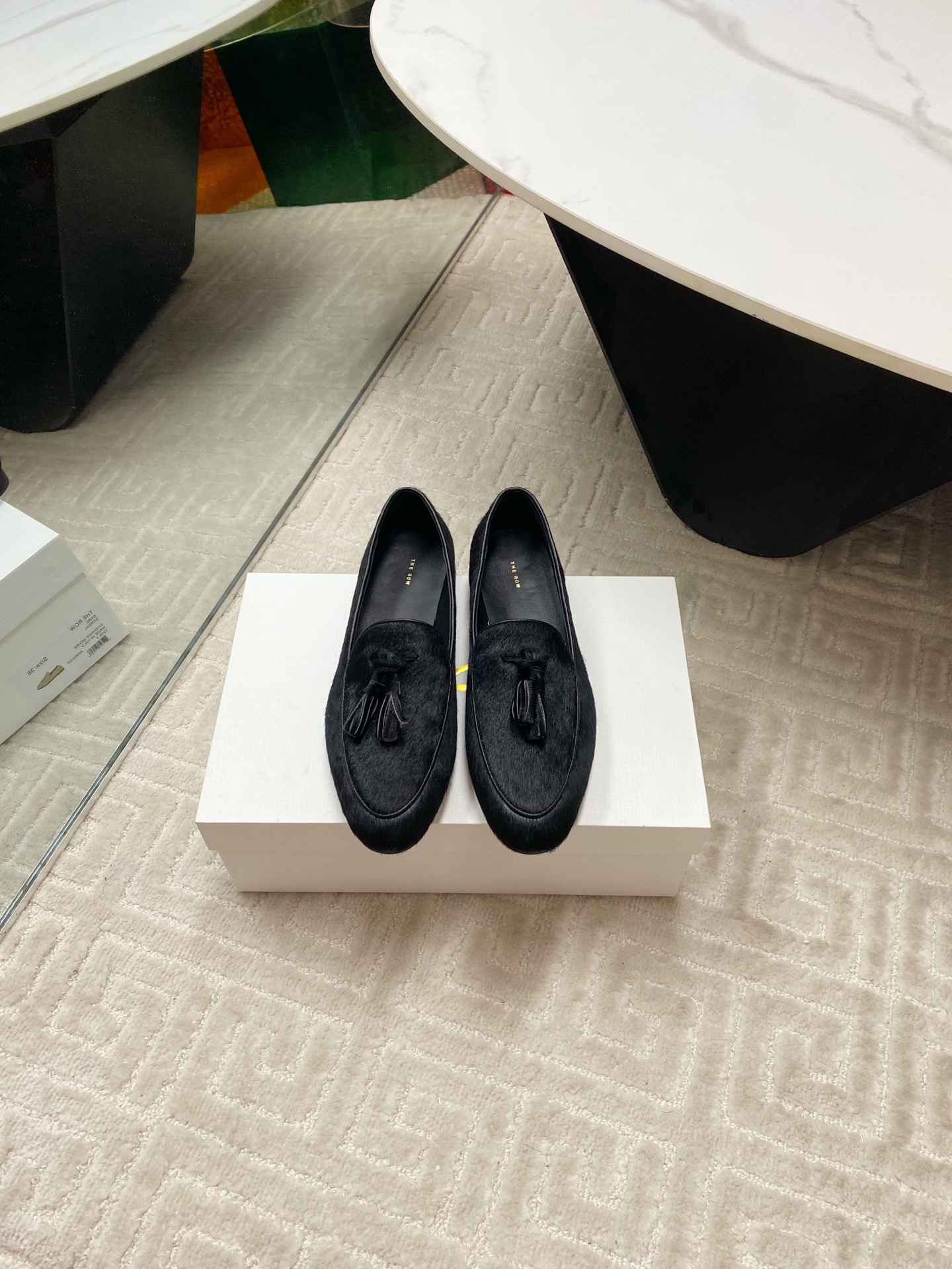 NO:258060,High quality (pendant style the row French retro round toe minimalist versatile flat loafers. The high-end and simple feeling is actually apart from being good-looking. Its comfort is easy to wear and match. Imported fabrics, horse hair and sheepskin, sheepskin inner lining. Italian leather outsole. Size 35-39 (40 custom-made, no return or replacement), high heels, loafers, high heels, sheepskin, sheep, Leather soles19860909高品质（吊坠款 the row法式复古圆头极简百搭平底乐福鞋 高级又简约的感觉其实除了好看以外它的舒适度好穿好搭配 面料进口马毛和羊京,羊皮内里.意大利真皮大底 尺码35-39（40定制不退不换）,高跟鞋,loafers,high heels,sheepskin,sheep,Leather soles,Women's Shoes