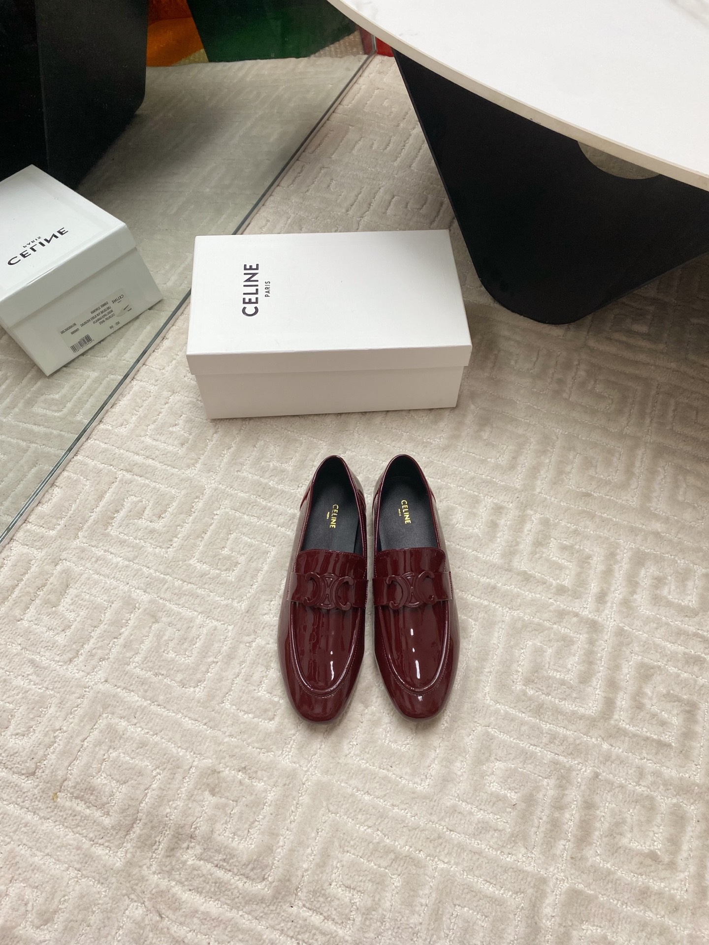 NO:258042,Celine Silin Spring and Summer Arc de Triomphe single shoes. The soft revealing design, the foot is really slim and super beautiful. The specific exquisite Arc de Triomphe logo of C home is good to see. The original calfskin upper is the inner/foot pad uses top-grade mixed-bred sheepskin Italian real cowhide sole Heel height 5cm Size35-40, single shoes, celine, chanel, cowhide, sheepskin19860909Celine思琳春夏凯旋门一脚蹬单鞋 柔美的露脚设计, 上脚真的超级显瘦超级美 C家特定的精致凯旋门logo 好看到爆 鞋面原版小牛皮 内里/垫脚采用顶级混种羊皮 意大利真牛皮鞋底 跟高5cm Size35-40,单鞋,celine,chanel,cowhide,sheepskin,Women's Shoes