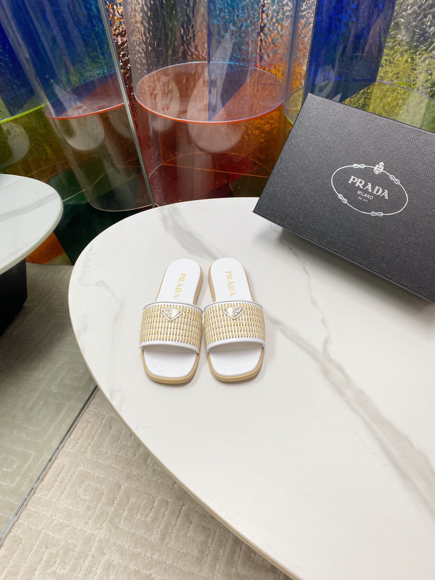 NO:258036,Prada 25ss New Spring and Summer Prada Woven Slippers Modern style lines and original building volume define these complex charms. The iconic geometric shape of the Prada triangle inspires the heel design, with a unique modern touch, highlighting the tapered and soft curves. Upper original woven upper lining cowhide outsole Italian leather outsole Size#35-39 (40 41 custom made non-return), slippers, prada, prada, slippers, cowhide, Leather soles19860909Prada 25ss 新款春夏 普拉达编制拖鞋 现代风格的线条和原始的建筑体量定义了这些具有复杂魅力 Prada三角形的标志性几何形状为鞋跟设计带来灵感,以独特的现代触感,突显锥形和柔美曲线. 鞋面原版编织鞋面 内里 牛皮 大底意大利真皮大底 Size#35-39（40 41 订做不退换）,拖鞋,prada,prada,slippers,cowhide,Leather soles,Women's Shoes