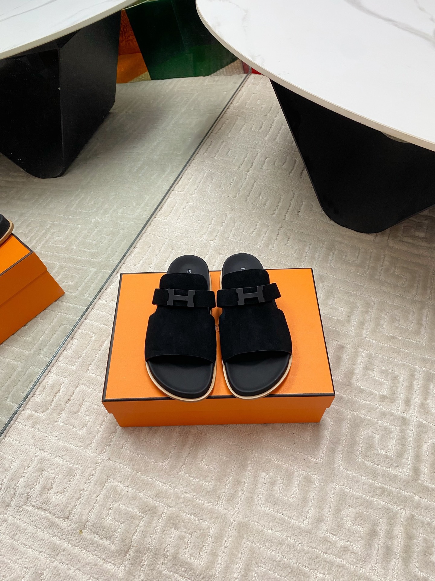 NO:258030,Women, Men, Hermes, Jaures, couples, sandals, top quality, calfskin functional sandals, paired with ergonomic rubber sole and iconic matte black PVD-plated Paris shoe buckle. The style is comfortable to wear and creates a fashionable urban style. Upper imported toe layer calfskin/full genuine leather midsole/general leather sole and rubber sole. Women's size 35-39, men 39-45 (women 40 41, men 46 customized), slippers, hermes, hermes, sandals, slippers, cowhide, Leather soles19860909女 男 Hermes 爱马仕H家Jaures 情侣款·凉拖鞋 顶级品质 小牛皮机能风凉鞋,搭配人体工学橡胶鞋底和标志性磨砂哑光黑色PVD镀层Paris鞋扣. 款式穿着感受舒适,打造时尚都市风格. 鞋面进口头层小牛皮/全真皮中底/真皮大底拼橡胶底 女码35-39 男39-45（女40 41 男46定做）,拖鞋,hermes,hermes,sandals,slippers,cowhide,Leather soles,Women's Shoes