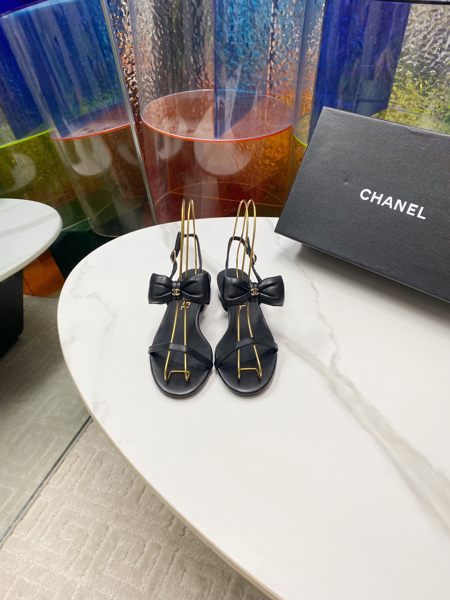 NO:258024,CHANE*25s Little Chanel Early Spring Popular Bow Top Beach Pearl Sandals Wallet Bread Slippers Definitely Keep Your Own Style!  !  It's much more comfortable than the classic Slingback!  Every color makes your feet look white, which makes you look white! It's so cute! It's a hot little fragrance again~ Material original sheepskin, inner lining original sole, outsole original sole, size: 35-39/(40/41 custom-made, no return or replacement), sandals, chanel, chanel, sandals, slippers, wallets, sheepskin19860909CHANE*25s小香奈儿早春爆品蝴蝶结顶沙滩珍珠凉鞋钱包面包拖鞋 妥妥的自留款！！比经典款Slingback舒服太多啦！每个颜色上脚都很显白 的显白利器!好嗲啊!又是火爆的小香~ 材质原版羊皮 内里原版内里羊皮 大底原版鞋底 码数:35-39/(40/41定制不退不换),凉鞋,chanel,chanel,sandals,slippers,wallets,sheepskin,Women's Shoes