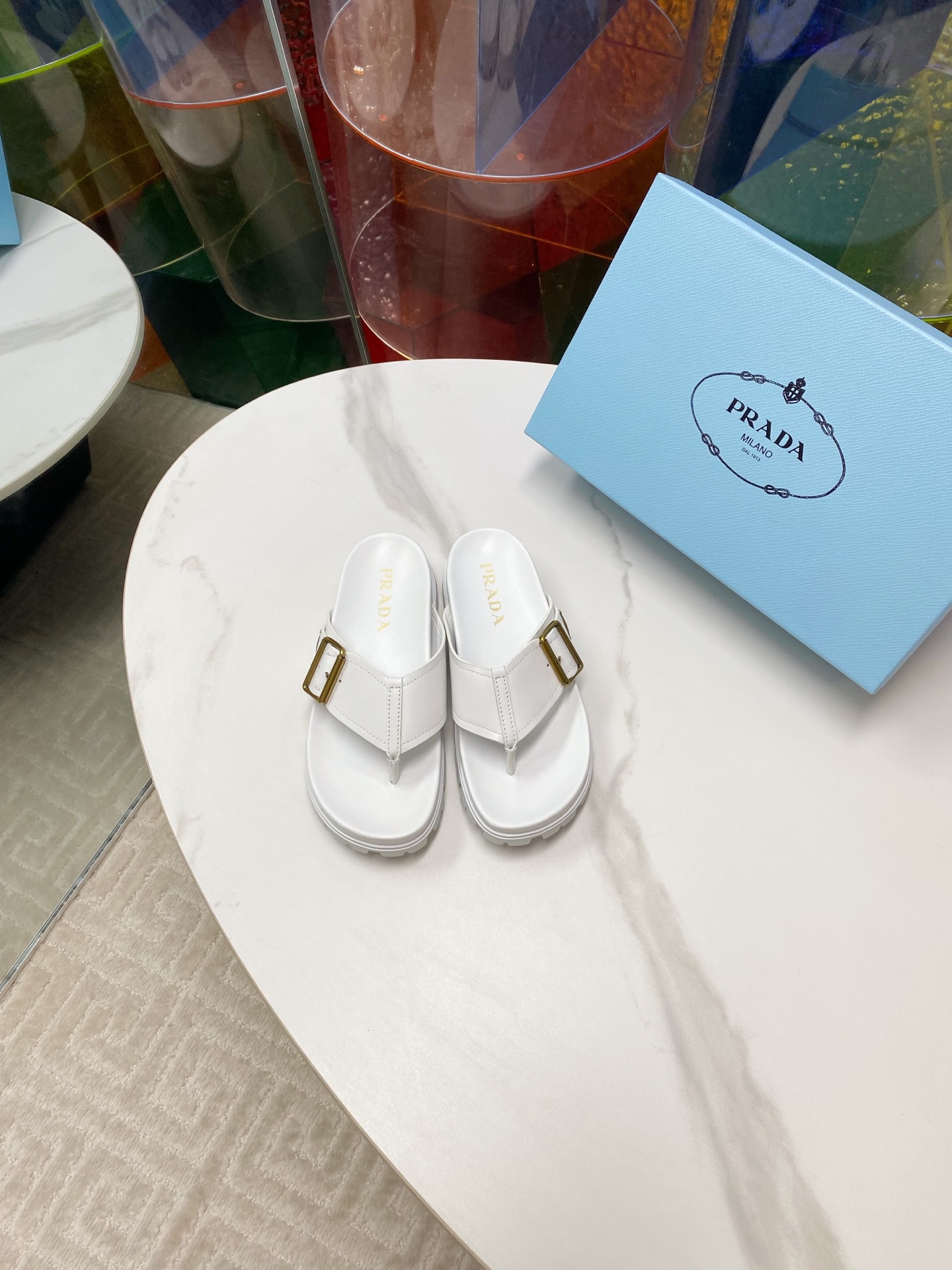 NO:258018,Running volume Prada 25ss water table foot slippers The essential slippers for lazy people are so beautiful on the feet, making the whole pair of shoes light, comfortable and bright colors satisfy the choices of fashionable people in different styles! Original fabric cowhide upper, sheepskin inner, open mold rubber sole Size 35-39 (40.41 custom made without return or exchange), split-toe shoes, prada, prada, slippers, cowhide, sheepskin19860909跑量 Prada 普拉达 25ss 水台夹脚拖鞋  懒人必备拖鞋上脚是如此的好看 让整双鞋轻便舒适鲜艳色彩满足不同风格时髦人士的多种选择! 原版面料牛皮鞋面,羊皮内里 开模橡胶底 码数35-39（40.41定做不退换）,分趾鞋,prada,prada,slippers,cowhide,sheepskin,Women's Shoes