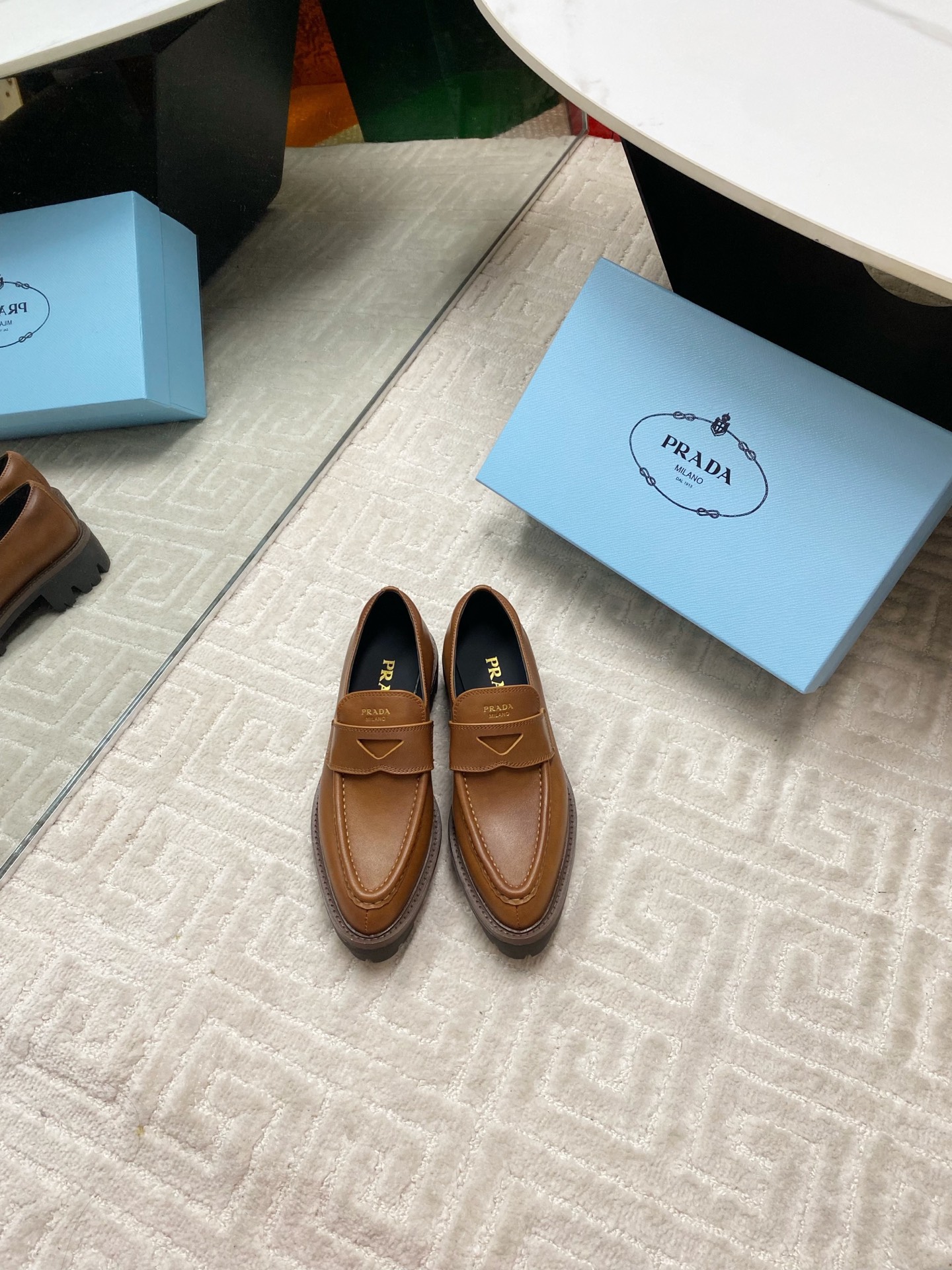 NO:258069,Prada 25/ Latest pointed loafers | Intertwined fashion and quality. This couple's loafers are a treasure item. The upper is selected for imported colored cowhide, with a delicate touch, and a high-end texture, showing low-key luxury under the light. The inner part is silk sheepskin, which is soft in the skin, and every step seems to be stepping on the clouds. The classic triangle mark is eye-catchingly embellished with buckles, demonstrating the brand identity, and is undoubtedly the 