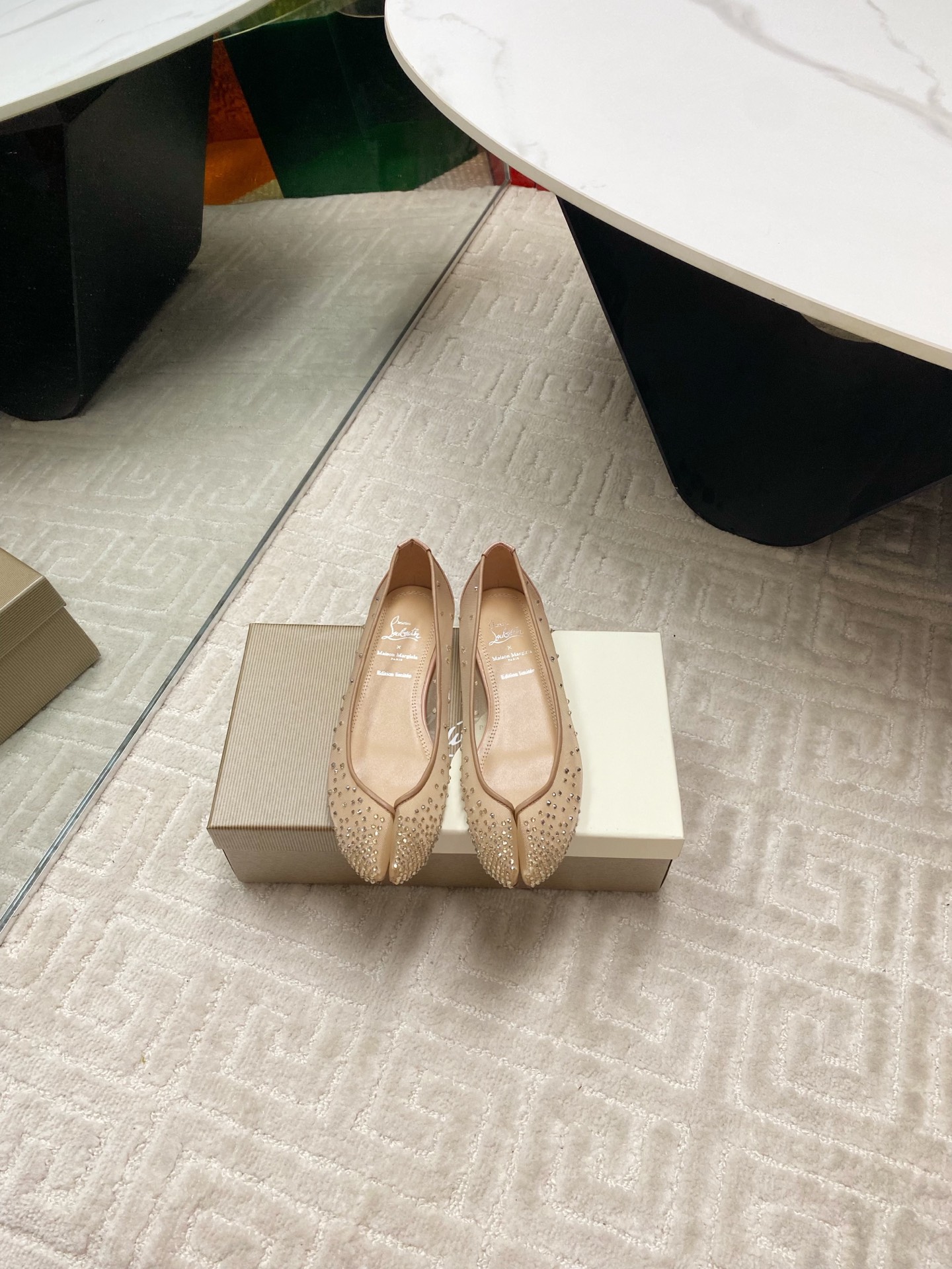 NO:258063,Magira × Red Sole Shoes Hot Diamond Mesh Shoes When classics meet innovation, luxury meets lightness, the co-branded iron diamond mesh shoes created by Magira and Red Sole Shoes are lit up a new chapter in the fashion industry with unparalleled dazzling light. Magira's ultimate pursuit of details and the iconic sexy style of red Sole Shoes. The light and breathable mesh design not only ensures the comfort of wearing, but also visually brings a light and flowing agile beauty. The most eye-catching thing is the exquisite iron diamonds covered with the body of the shoe. Each one has been carefully selected and inlaid, emitting dazzling light, just like the brightest star in the night sky, which is unforgettable at a glance.  Magila × red-soled shoes co-branded diamond mesh shoes are not only a shoe, but also an art-like existence. It represents the unremitting pursuit of fashion, the ultimate persistence in quality, and the infinite respect for personality expression. Wear it, every step of the process shows confidence and charm, making fashion and comfort perfectly blend under your feet. Size 35-40 (40 customized), split-toe shoes, christian louboutin, masion margiela19860909马吉拉×红底鞋 烫钻网鞋 当经典遇见创新,当奢华邂逅轻盈,马吉拉与红底鞋携手打造的联名款烫钻网鞋,正以无与伦比的璀璨光芒,点亮时尚界的新篇章. 马吉拉对细节的极致追求与红底鞋标志性的性感风情.轻盈透气的网面设计,不仅确保了穿着的舒适度,更在视觉上带来轻盈飘逸的灵动美感.而最令人瞩目的,莫过于鞋身布满的精致烫钻,每一颗都经过精心挑选与镶嵌,散发出耀眼的光芒,仿佛夜空中最亮的星,让人一眼难忘. 马吉拉×红底鞋联名款烫钻网鞋,不仅是一款鞋履,更是艺术品般的存在.它代表了对时尚的不懈追求,对品质的极致坚持,以及对个性表达的无限尊重.穿上它,每一步都踏出了自信与魅力,让时尚与舒适,在你脚下完美融合. 码数35-40（40定制）,分趾鞋,christian louboutin,masion margiela,Women's Shoes