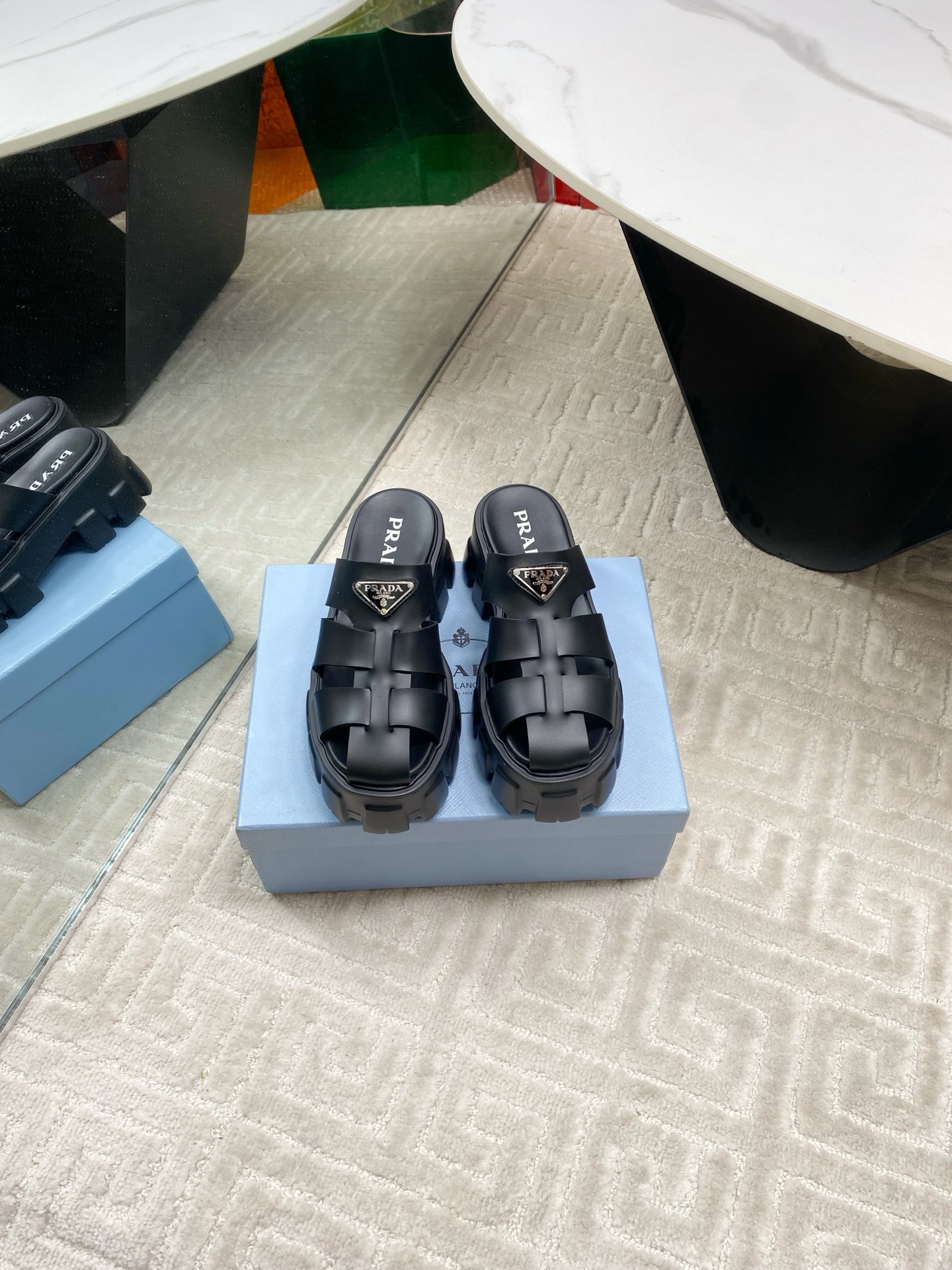 NO:258051,Prada 2025 spring and summer pig cage shoes serrated Roman woven thick-soled rubber slippers. Retro and fashionable avant-garde wheel teeth 55mm thick-soled sole paired with rubber uppers make the whole pair of shoes light and comfortable. Bright colors satisfy a variety of choices for fashionable people in different styles!  The iconic metal triangle logo is matched with the ancient beach sandals, and every design element is on the trendy point!  35-40 code count, semi-drag, prada, prada, sandals, slippers19860909出 prada普拉达2025春夏猪笼鞋锯齿罗马编织厚底橡胶拖鞋 复古时髦前卫的轮齿55mm 厚底鞋底搭配橡胶鞋面,让整双鞋轻便舒适 鲜艳色彩 满足不同风格时髦人士的多种选择！ 标志性金属三角标搭配古沙滩凉鞋造型,每一个设计元素都踩在时髦点上！ 码数35-40,半拖,prada,prada,sandals,slippers,Women's Shoes