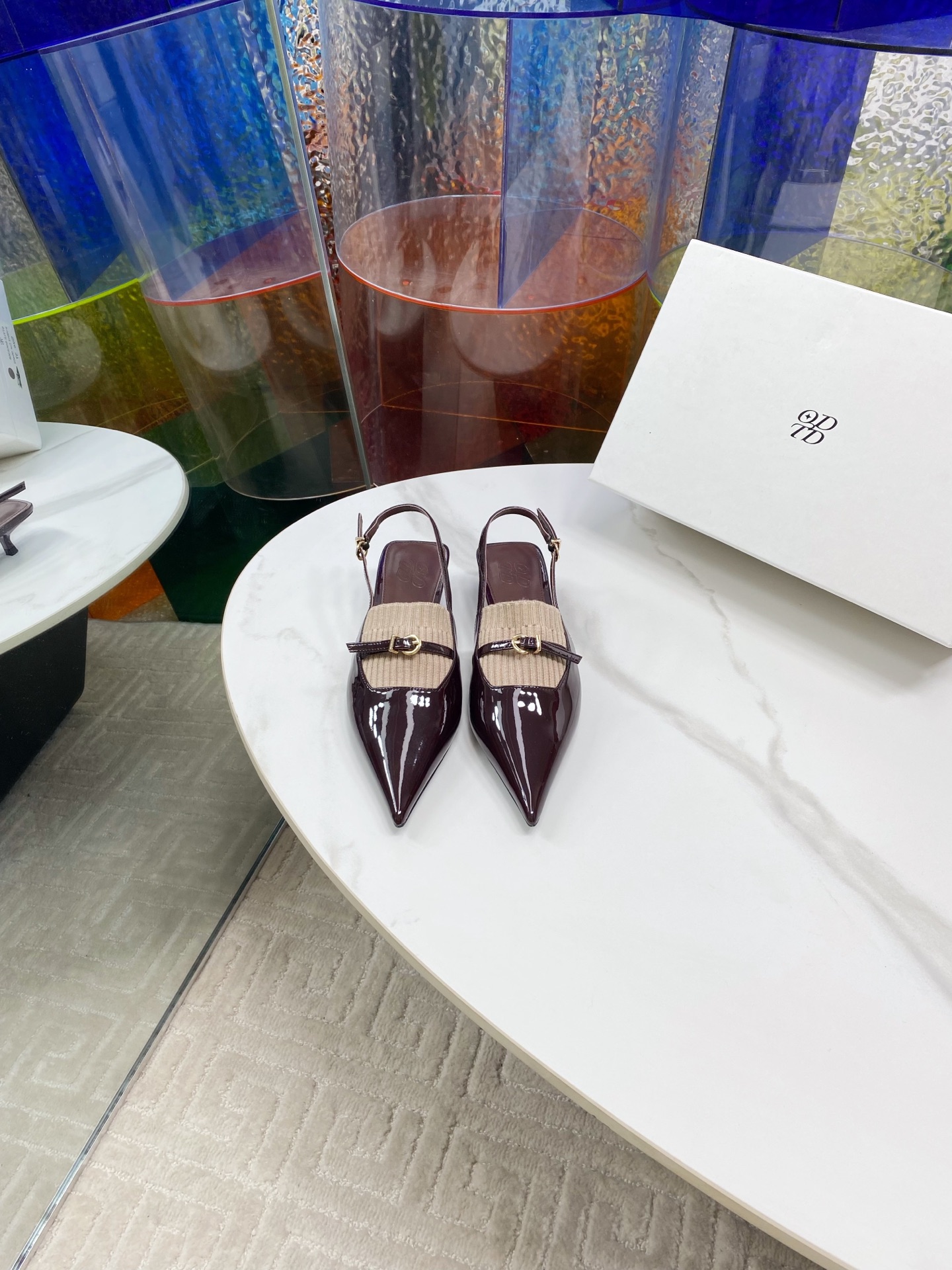 NO:258039,ODTD25 early spring new kitten heel pointed sandals This year's popular pointy sandals reveal their casual sexiness. The kitten heel perfectly stretches the legs and is eye-catching and easy to add points to summer outfits. Cowhide   high-density fly-woven fabric, sheepskin inner lining, size 35-39# (40# can be customized without return or exchange), sandals, sandals, cowhide, sheepskin19860909ODTD25早春新款小猫跟尖头凉鞋今年大热的尖头凉鞋优雅随性中透露不经意的性感,小猫跟完美拉长双腿比例惹眼轻松为夏日穿搭加分对版牛皮 高密度飞织面料,羊皮内里,码数35-39#（40#可订做不退换）,凉鞋,sandals,cowhide,sheepskin,Women's Shoes