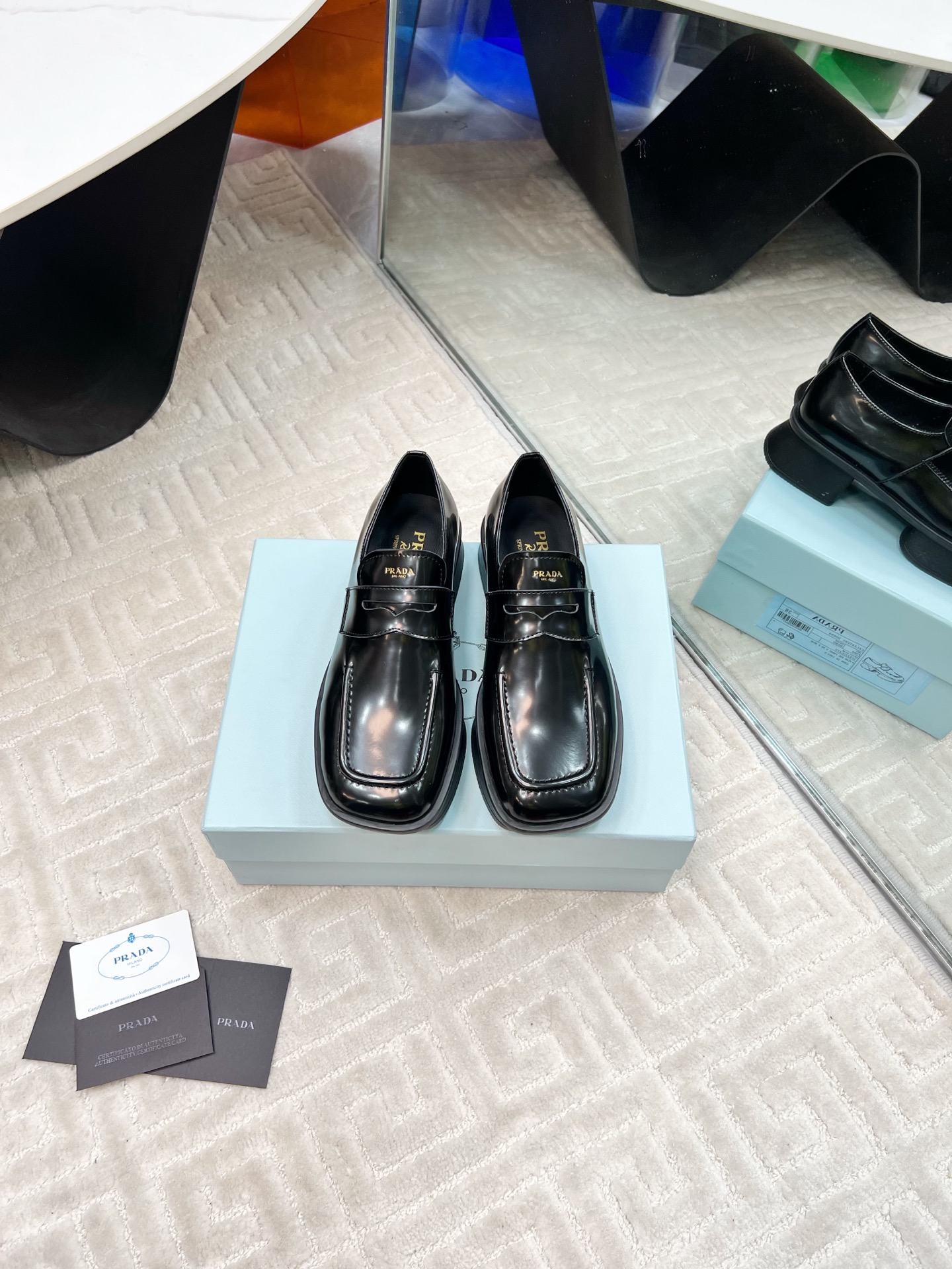 NO:258021,Prada/Prada Women's Equal Glossy Cowhide Leather Loafers, the new spring Equal Loafers in 2025 reinterpret the 1999 Spring and Summer series archive design, adopting a modernist silhouette. The eye-catching lines combine with innovative soles, unique and decorated with letter logos, showing a sense of timeless elegance. The upper is beaded with beaded cowhide, and the inner is super soft water dyed cow lining. The original TPU size 35-39 (40 customized, non-return and exchange), sandals, prada, prada, loafers, sandals, cowhide19860909Prada/普拉达女士Equal亮面牛皮革乐福鞋子,2025春季新款Equal乐福鞋重新演绎1999春夏系列档案库设计,采用现代主义廓形.醒目线条结合创新鞋底,别具特色,饰以字母徽标,彰显隽永优雅之感. 鞋面开边珠牛皮 内里超软水染牛里 大底原版TPU 码数35-39（40订做不退换）,凉鞋,prada,prada,loafers,sandals,cowhide,Women's Shoes