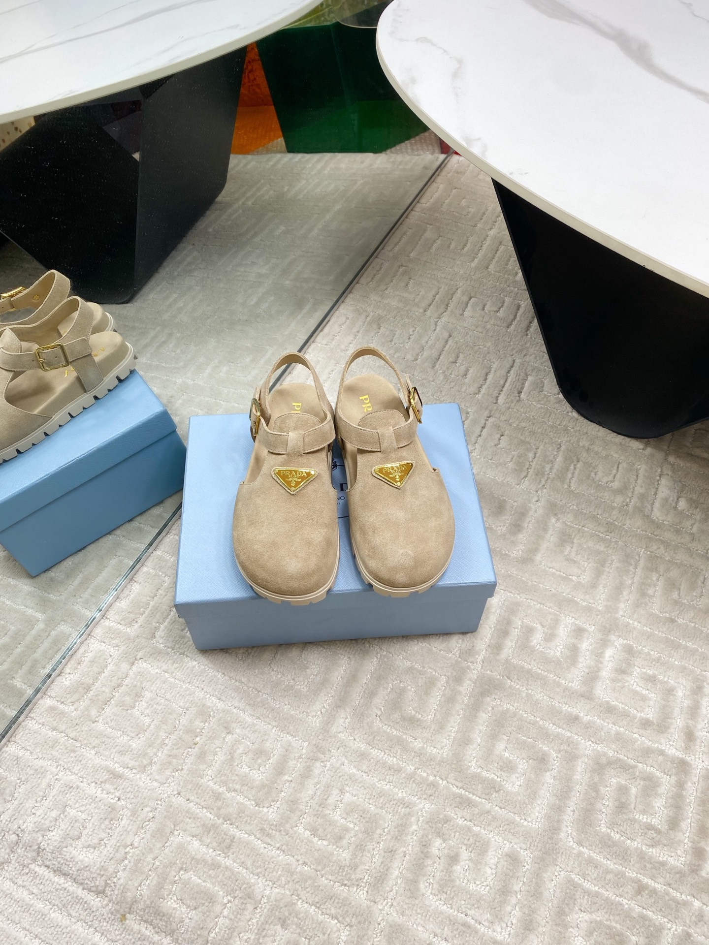 NO:258027,Prada/Prada's classic spring and summer new product, triangle-brick Birken sandals, ultra-light and invincible light sandals join the summer camp, Baotou wide-face design saves many shoe shapes, not picky at all, wear the same fashionable style, the fabric is made of original custom leather, the inner foot pads are all sheepskin Original mold-opening anti-slip sole Size35-39 (40 customization, no return and exchange), sandals, prada, prada, sandals, sheepskin19860909Prada/普拉达经典春夏新品 三角标勃肯凉鞋 超轻无敌轻凉鞋加入夏日阵营 包头宽面的设计拯救不少鞋型 一点都不挑人 穿上一样的洋气 面料采用原版定制皮料 内里垫脚均为羊皮 原版开模防滑大底 Size35-39（40定制不退换）,凉鞋,prada,prada,sandals,sheepskin,Women's Shoes