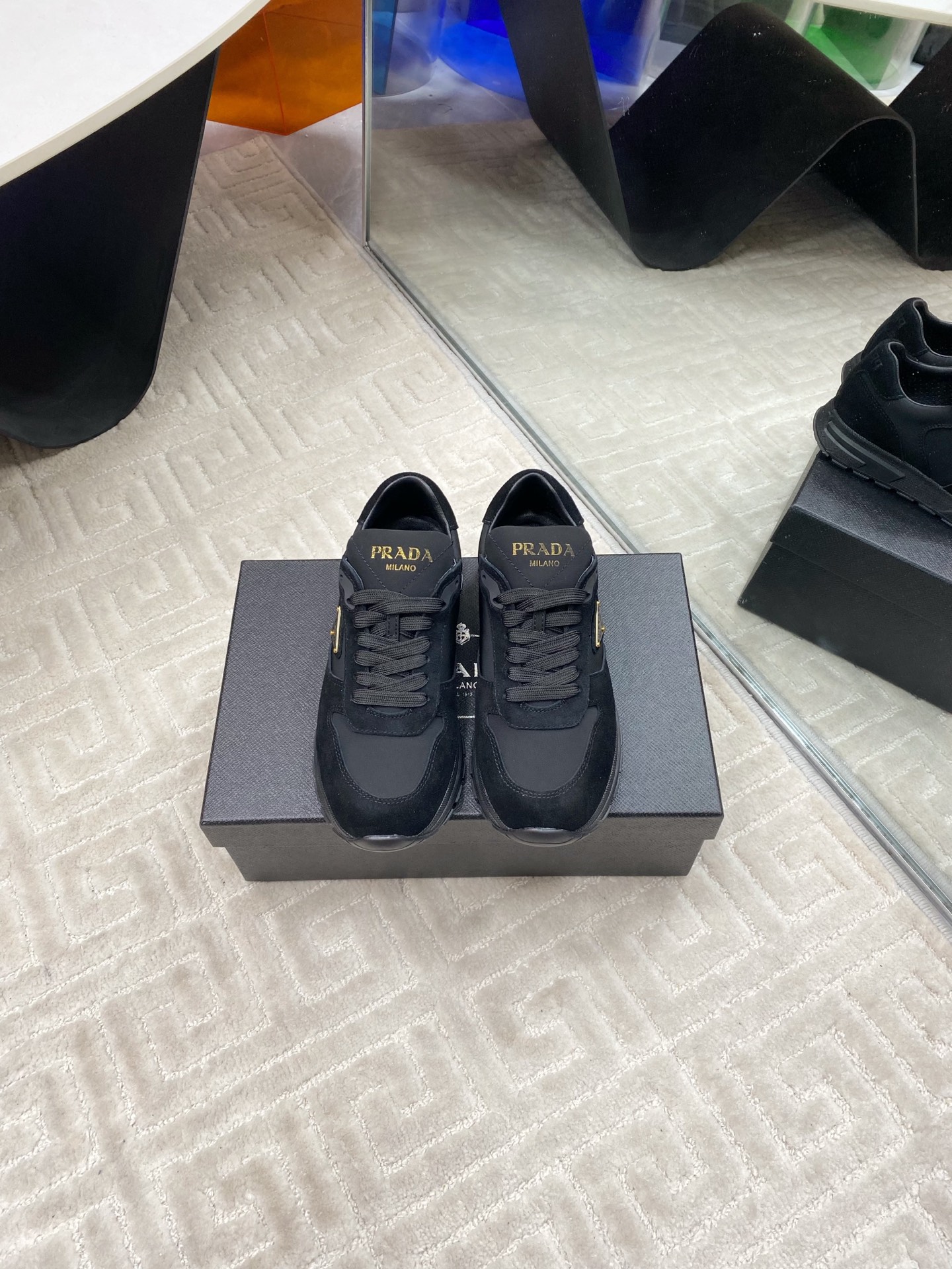 NO:258015,Prada Spring and Summer Show thin-soled German training shoes 25ss Show Mueller slippers with the highest outbound rate suede on the upper, soft and glutinous. The insole thickened lambskin is extremely comfortable to put on, supports and is wrapped well. The shoe shape is full of wrapping, light and easy to wear. A casual shoe that is easy to wear. The original mold opening tpr sole imported matte cowhide inner lining original inner sole original tpr open mold sole (ultra-light material) Size35-39 (40 and 41 customization without return or replacement), casual shoes/sports shoes, prada, prada, sneakers, slippers, cowhide, sheepskin, chamois leather19860909Prada 普拉达春夏秀款薄底德训鞋 25ss秀款出境率最高的穆勒拖鞋鞋面麂皮有肌理感,内里羊皮包裹,软软糯糯的 鞋垫加厚小羊皮,踩上去无比舒适,有支撑感,又包裹得很好的感觉 鞋型包裹感十足,轻便好穿实用的一款休闲鞋,原版开模tpr鞋底 鞋面进口磨砂牛皮 内里原版内里 鞋底原版tpr开模鞋底(超轻材质) Size35-39(40、41定制不退不换),休闲鞋/运动鞋,prada,prada,sneakers,slippers,cowhide,sheepskin,chamois leather,Women's Shoes