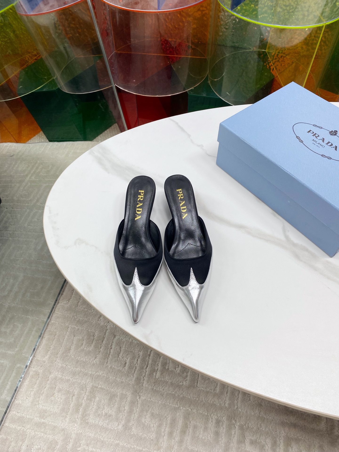 NO:258012,Prada Prada 2025 latest spring and summer new Mary Jane Muller slippers retro and fashionable avant-garde paired with silk uppers, making the whole pair of shoes light and comfortable. Bright colors satisfy a variety of choices for fashionable people in different styles!  Every design element is on the trendy point!  Imported silk fabric, imported sheepskin inner lining, thick leather sole size 35-39 (40,41 custom made, no return or replacement), semi-wrap, prada, prada, mary jane, slippers, sheepskin, real silk19860909prada普拉达2025最新春夏新款玛丽珍穆勒拖鞋复古时髦前卫搭配真丝鞋面,让整双鞋轻便舒适 鲜艳色彩 满足不同风格时髦人士的多种选择！每一个设计元素都踩在时髦点上！ 面料进口真丝 内里进口羊皮内里 底厚真皮鞋底 码数35-39（40,41定制不退不换）,半拖,prada,prada,mary jane,slippers,sheepskin,real silk,Women's Shoes