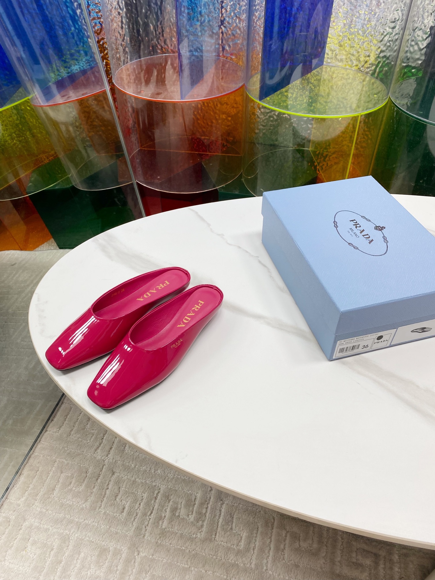 NO:258009,PRADA's new flat bottom square head Baotou semi-drag in the spring and summer show. The simple design is probably its favorite point. It is not the kind that is a mess, and it has its own brand personality!  A beautiful and fashionable item with beautiful and fashionable footwear. You can go out for a walk when you wear it in spring and pair it with a beautiful skirt~ The fabric is made of soft patent leather, inner footbed sheepskin, imported Italian genuine leather large soles. Number of sizes: 35-39 (40 41 custom made without return or exchange), semi-wrap, prada, prada, skirts, sheepskin, Leather soles19860909PRADA普拉达25春夏走秀新款平底方头包头半拖 简单的设计大概就是它最让人喜欢的点 不是烂大街的那种 很有自己的品牌个性！上脚美爆好看又时髦的决绝子单品 开春穿上它配上美美小裙子就可以去踏青啦～ 面料采用软漆皮 内里垫脚羊皮 意大利进口真皮大底 码数:35-39（40 41订做不退换）,半拖,prada,prada,skirts,sheepskin,Leather soles,Women's Shoes