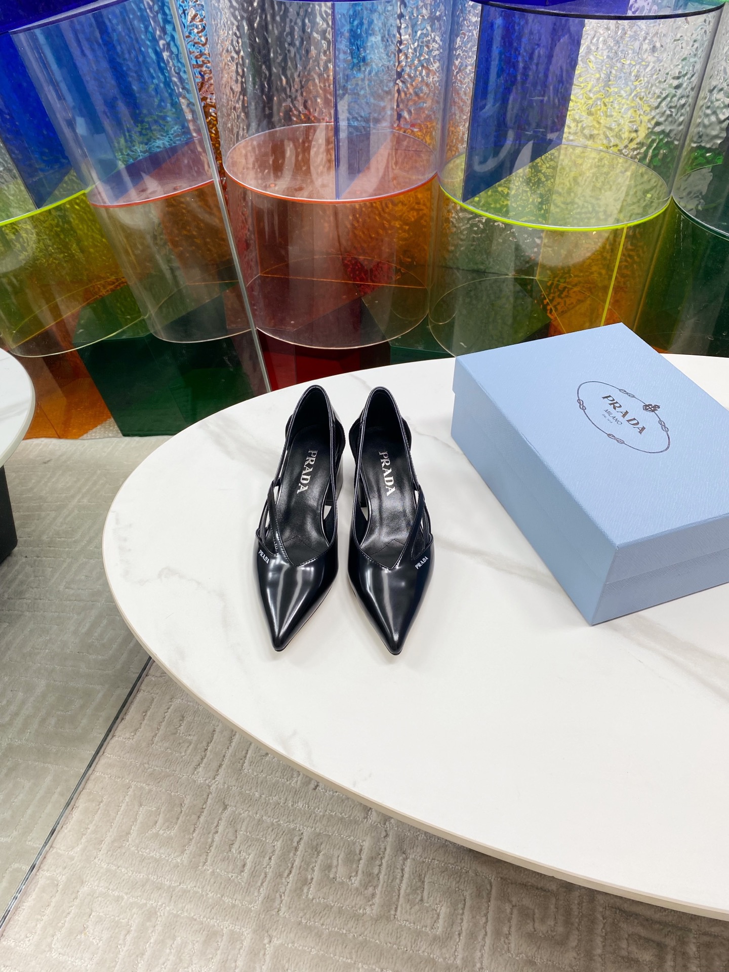 NO:258003,PRADA Spring and Autumn Show Women's Shoes Pointed toe thick heels on the counter show style!  Crowdfunding hits of internet celebrity celebrity stars, awakening the imagination of skirt, corset and bra curve, extremely streamlined~ Super explosive series of popular products, iconic logo on the side, imported upper, custom cowhide, high inner lining, original Italian leather outsole, heel height 5cm Shoe size: 35-39 (40,41 custom made, no return or exchange), sandals, prada, prada, sandals, skirts, cowhide, Leather soles19860909PRADA 普拉达春秋秀款女鞋 尖头粗跟专柜走秀款！ 网红名星众筹爆款,唤醒对裙裾、束身衣骨撑和胸衣曲线的想象,精简至极~超级爆系列爆品,侧边标志性Logo 鞋面进口开边珠 内里高定制牛皮 大底原版意大利真皮大底 跟高5cm 鞋码:35-39（40,41订制不退换）,凉鞋,prada,prada,sandals,skirts,cowhide,Leather soles,Women's Shoes