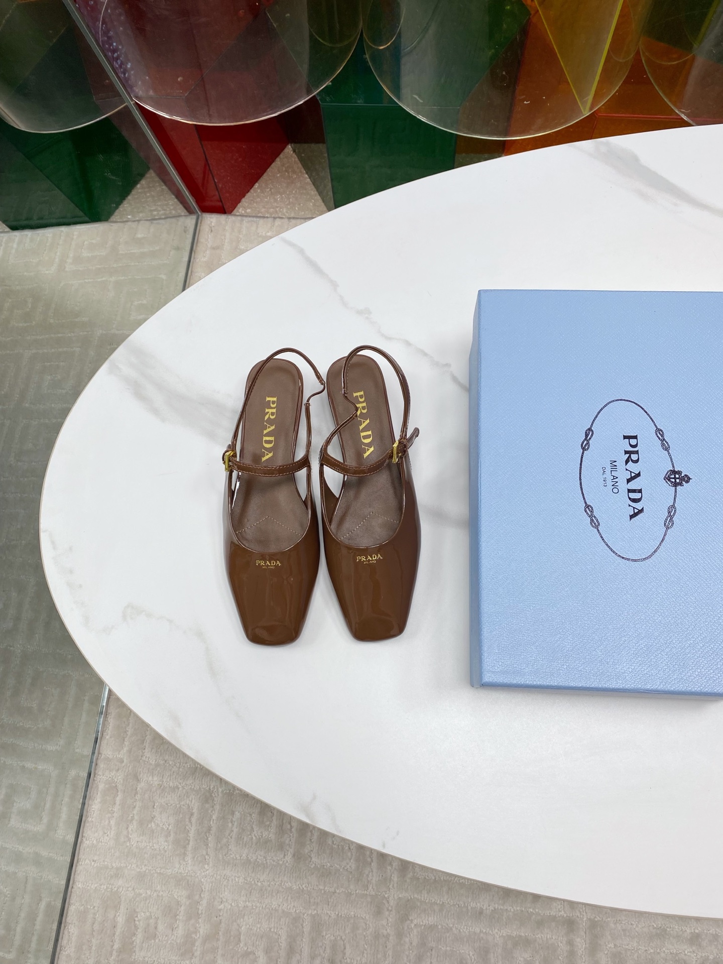 NO:258006,| | 25 new products, new counter model Mary Zhen series, original custom upper custom ox patent leather private mold hardware buckle laser perforation process, specific mixed-brand sheepskin inner lining, original open mold genuine leather sole, shoe size: 35-39 (40, 41 custom made without return), sandals, sandals, mary jane, sheepskin, Leather soles19860909| | 25 新品 专柜新款玛丽珍系列上新 鞋面原版定制牛漆皮私模五金扣激光穿孔工艺 内里特定混种羊皮内里 大底原版开模真皮大底  鞋码:35-39（40,41定制不退换）,凉鞋,sandals,mary jane,sheepskin,Leather soles,Women's Shoes