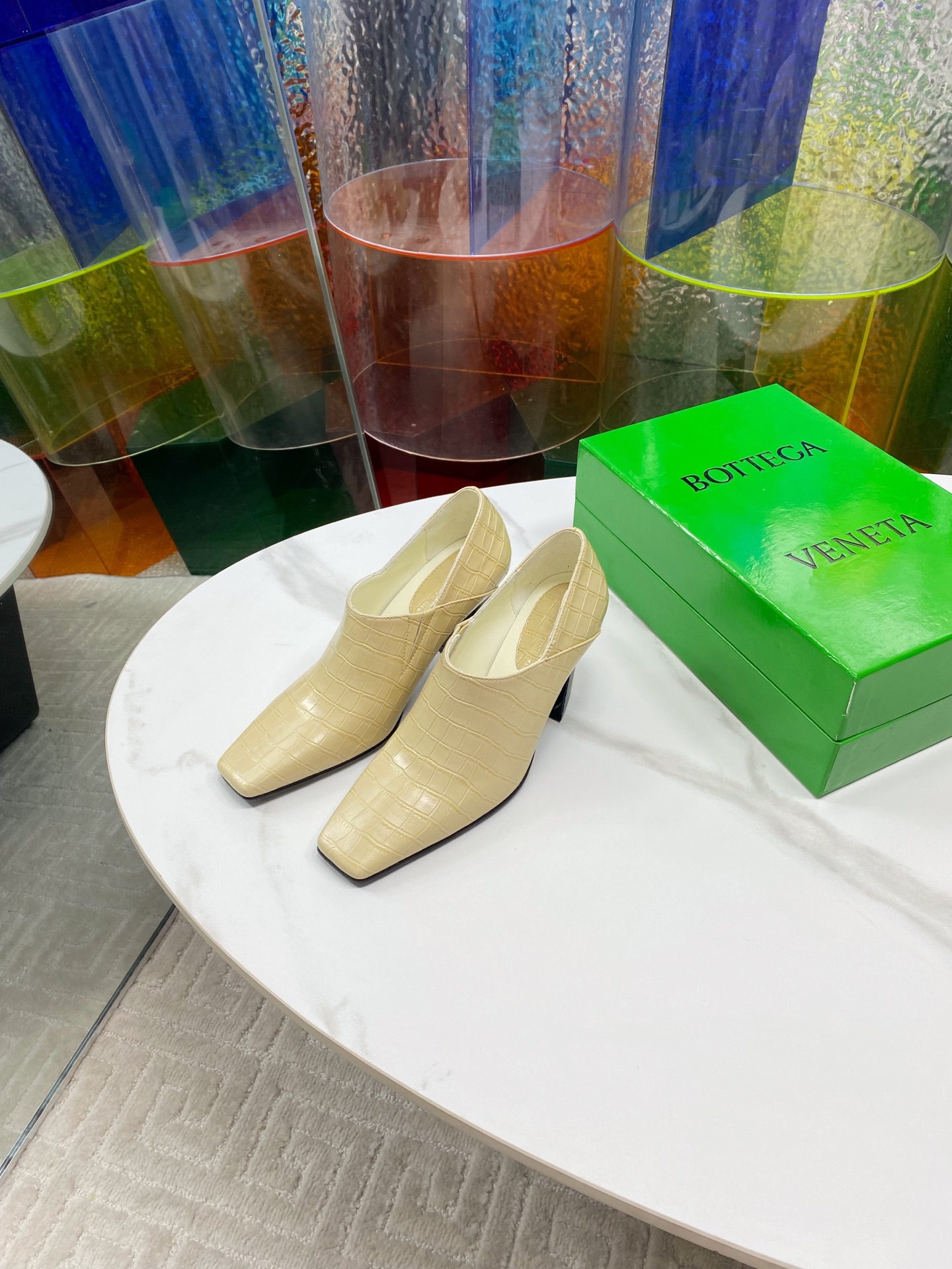 NO:258000,BV Women's Lewis High Heels Original Replica BOTTEGA VENET* Heel height 7.5cm Exclusive mold opening Benchmark version The original consistent original material The correct version Consistent original one-to-one practice Heel type Burgundy Stone pattern Another popular trend today Ceiling 7 colors versatile Exquisite lambskin Wrap fabric Laminated leather Heel leather Careful design Never sloppy and comfortable Upper material is the same as original horsehair Material is soft and smooth Hand sewing Design Sexy and comfortable Hand sewing process The inside of the foot pad is comfortable and high-end The original mold is selected for nailing the sole is selected for the original genuine leather sole The shoe bag adopts the printing logo process The highest end of the market Use hot melt glue toe toe heel easy to rebound and not deform  Italian leather outsole Car line craft 35 -39 (40 41 42 customized non-return and exchange), high heels, bottega veneta, bottega veneta, high heels, sheepskin, Leather soles19860909BV 女士 Lewis 高跟鞋 原版复刻 BOTTEGA VENET* 跟高 7.5cm 独家开模 对标对版 原版一致 原版材质 对版 一致 原版一比一做法 跟型 酒红色 石头纹 当今流行的又一趋势 天花板啦 7色百搭 精致小羊皮 包裹面料 层皮 跟皮 用心设计 绝不马虎 耐穿舒适 鞋面材质选用同原版马毛 材质柔软顺滑 手工缝制 设计 性感舒适 手工缝制工艺 垫脚内里选用羊皮内里舒适高端 打钉大底选用原版开模 一致真皮大底  鞋子布袋采用印胶logo工艺 市场最高端 采用热熔胶定型鞋头 后跟 易回弹不变形 意大利真皮大底 车线工艺 35 -39（40 41 42定制不退换）,高跟鞋,bottega veneta,bottega veneta,high heels,sheepskin,Leather soles,Women's Shoes