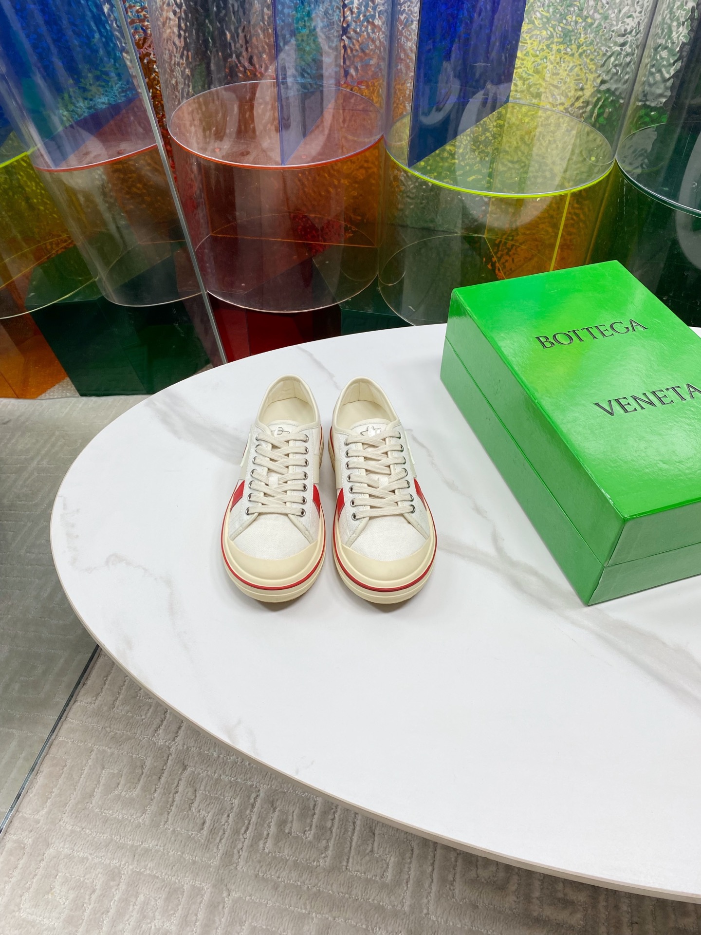 NO:257994,Low-top series Men's size 10 BV Eliot sneakers Men's and women's style 5cm height increase Runner sneakers, using lightweight technology mesh fabric. Matched with geometric patterns, rubber outsole. Calfskin with Italian 80 cotton and 20 cowhide leather King-fried series High version Observe the bagging process Thickened foot pads Increase height 5cm In fact, it's much higher, it still makes the legs look thinner. Choose from outsole Color block TPU outsole Women's style 35-39 (40 41 customization) Men's style 39-44 (45 customization), casual shoes/sports shoes, bottega veneta, sneakers, cowhide19860909低帮系列 男码10 BV Eliot 运动鞋 男女款 增高5cm Runner运动鞋,采用轻质科技网布面料. 搭配几何图案设计橡胶外底. 小牛皮 搭配 意大利80棉、20牛皮革 王炸系列 高版本 认准套包工艺  加厚垫脚  增高5CM 实际增高很多哦,还是一样显腿细 大底选用 拼色 TPU 大底 女款 35-39（40 41定制） 男款 39-44(45码定制),休闲鞋/运动鞋,bottega veneta,sneakers,cowhide,Women's Shoes