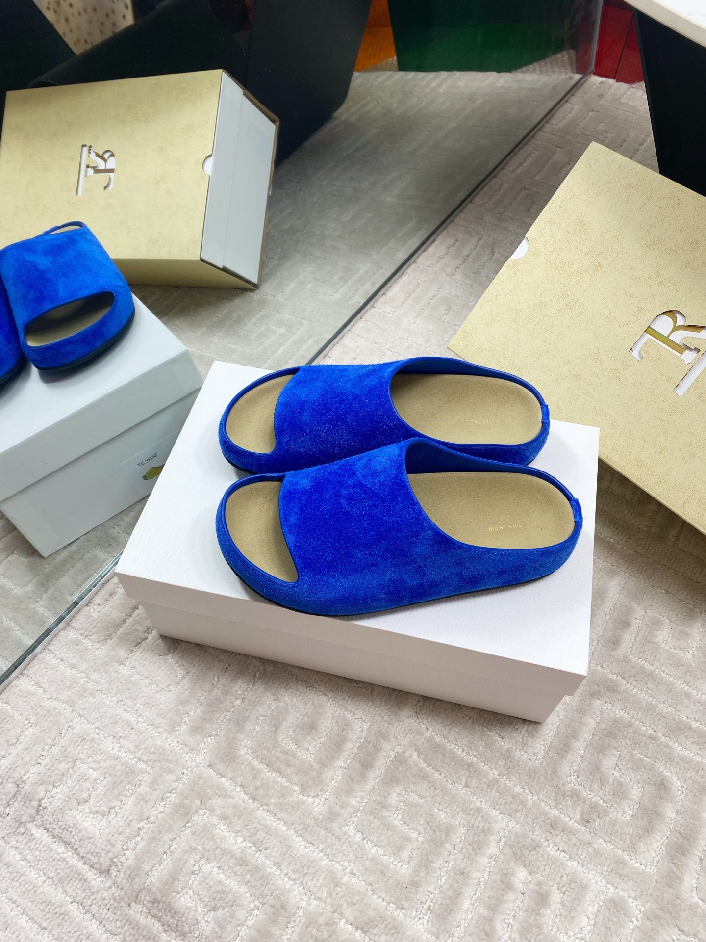 The Row 25 Spring/Summer Simple Round Toe Slippers - Stylish & Comfortable 1 The Row 25 Spring/Summer Simple Round Toe Slippers - Stylish & Comfortable