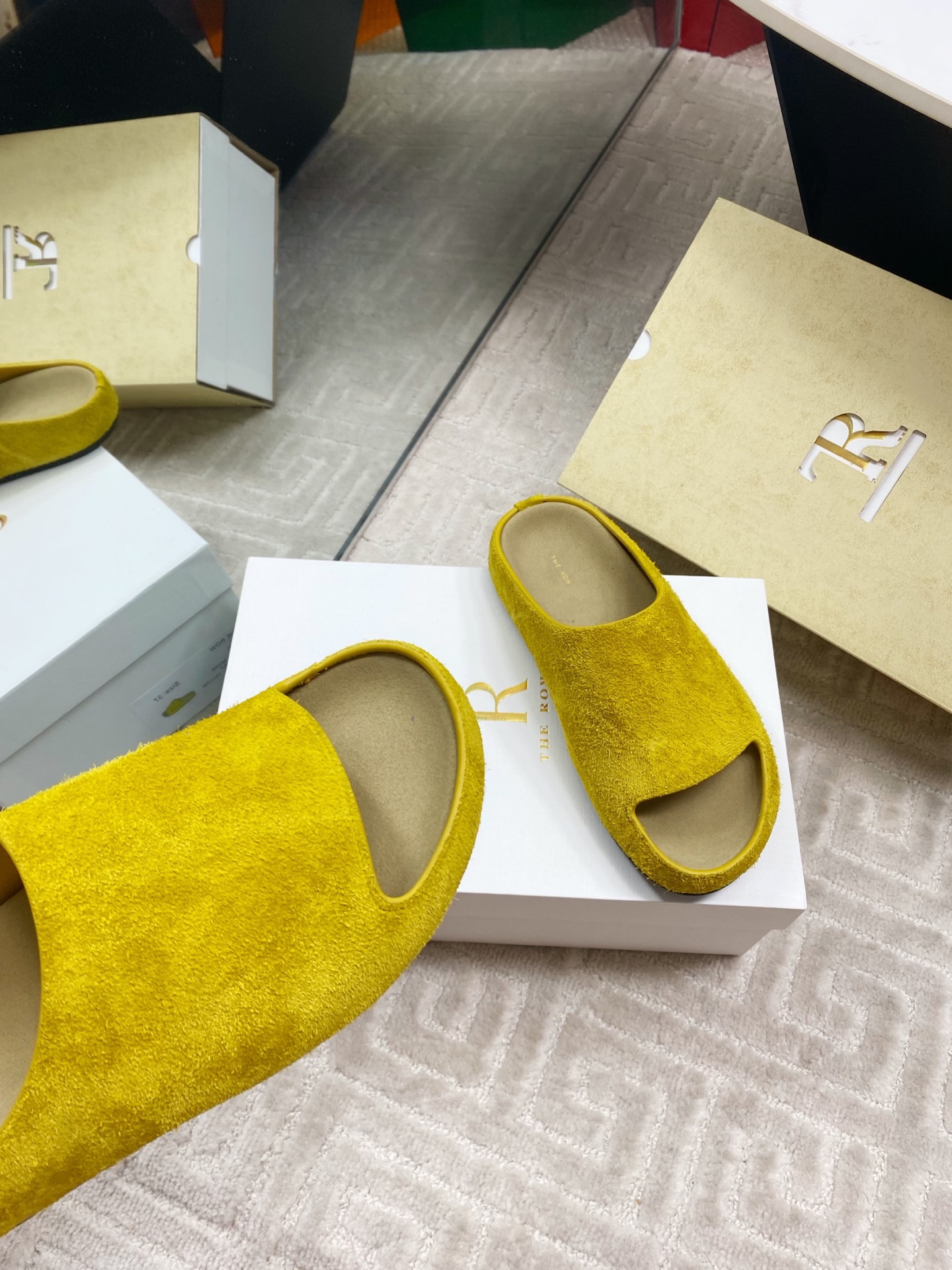 The Row 2025 Spring/Summer Round Toe Suede Leather Slide Sandals 4 i1744815726287 9103 0 2