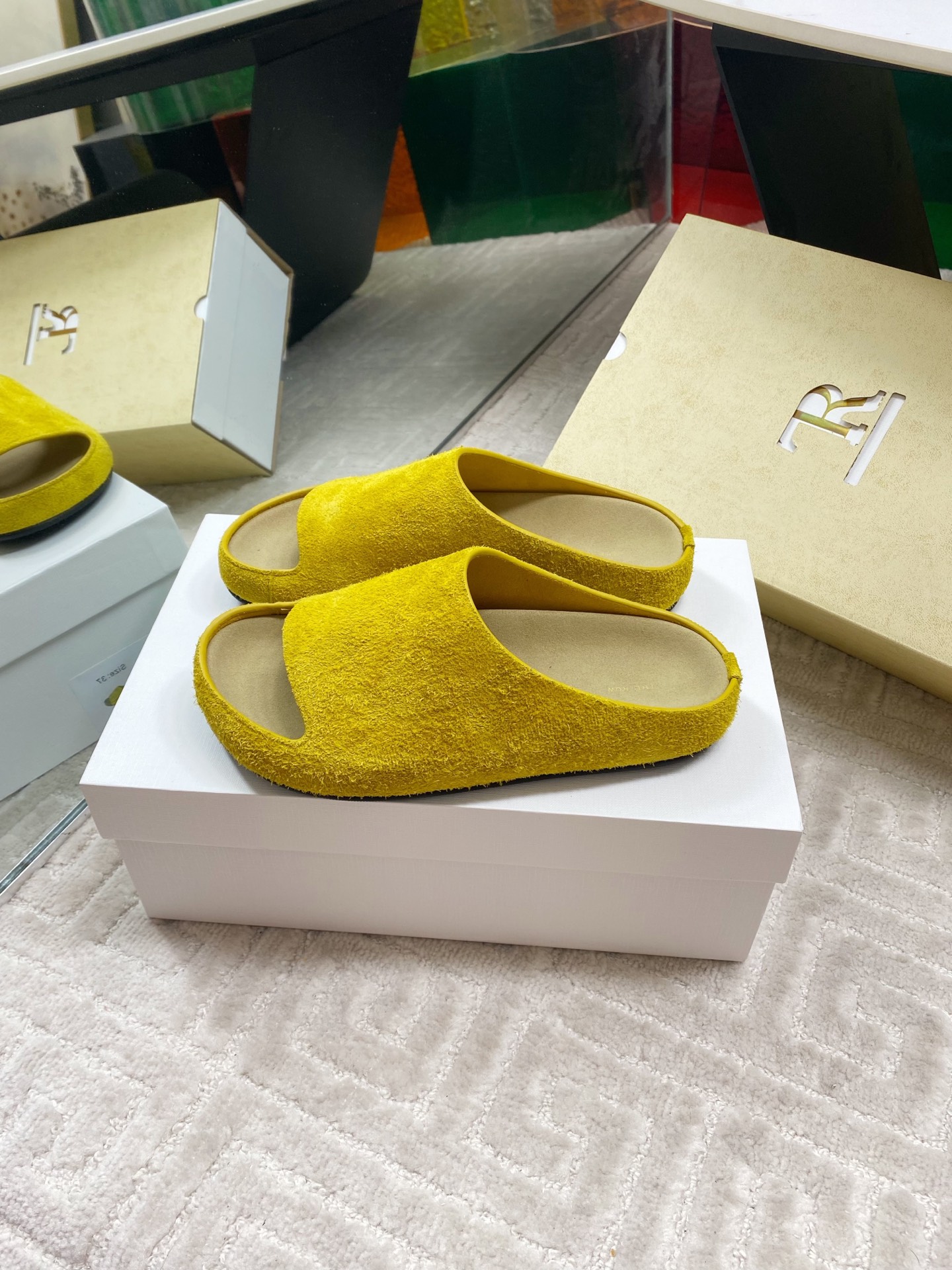 The Row 2025 Spring/Summer Round Toe Suede Leather Slide Sandals 1 The Row 2025 Spring/Summer Round Toe Suede Leather Slide Sandals